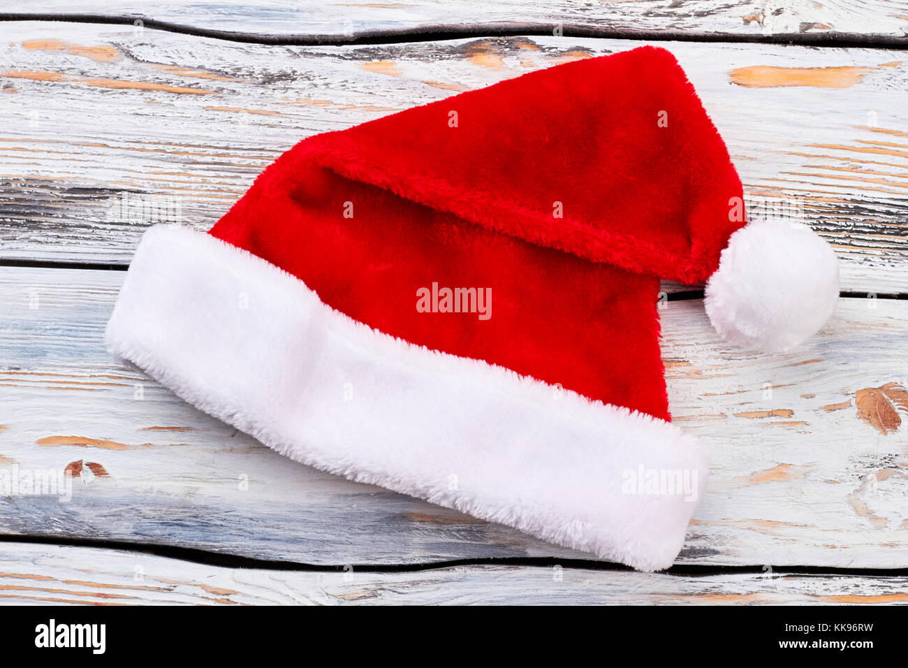 Santa Claus hat sur fond de bois. Banque D'Images