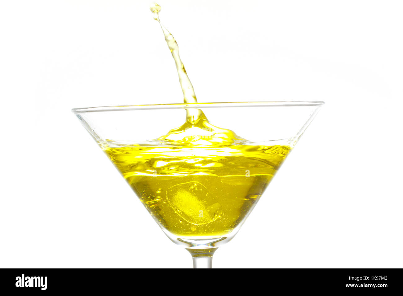 Colouful éclaboussures de liquide dans un verre à martini Banque D'Images
