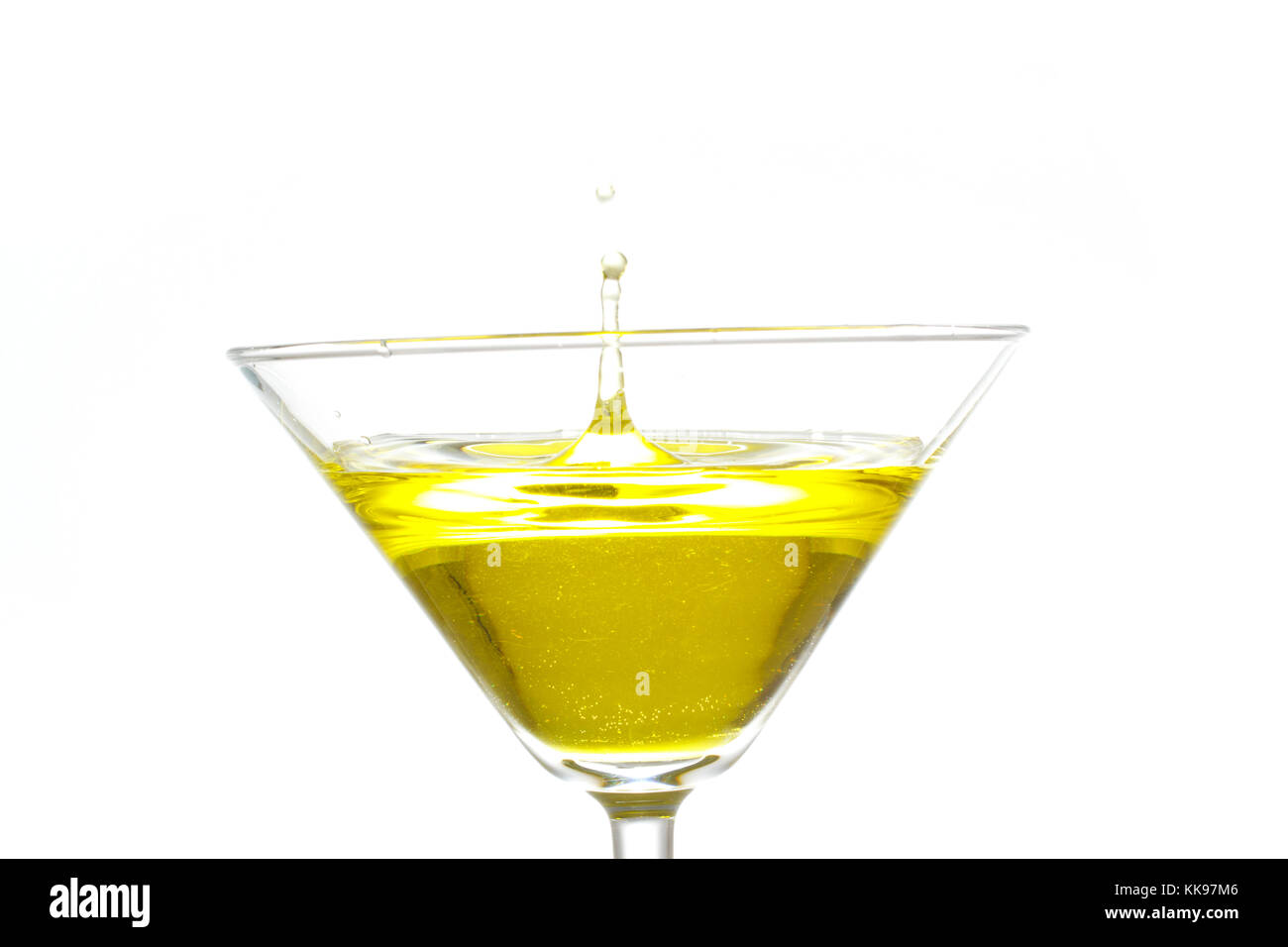 Colouful éclaboussures de liquide dans un verre à martini Banque D'Images