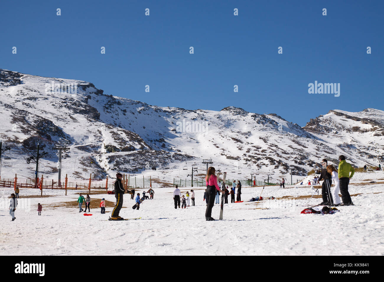 Les familles et les groupes d'amis d'apprendre à skier. Banque D'Images