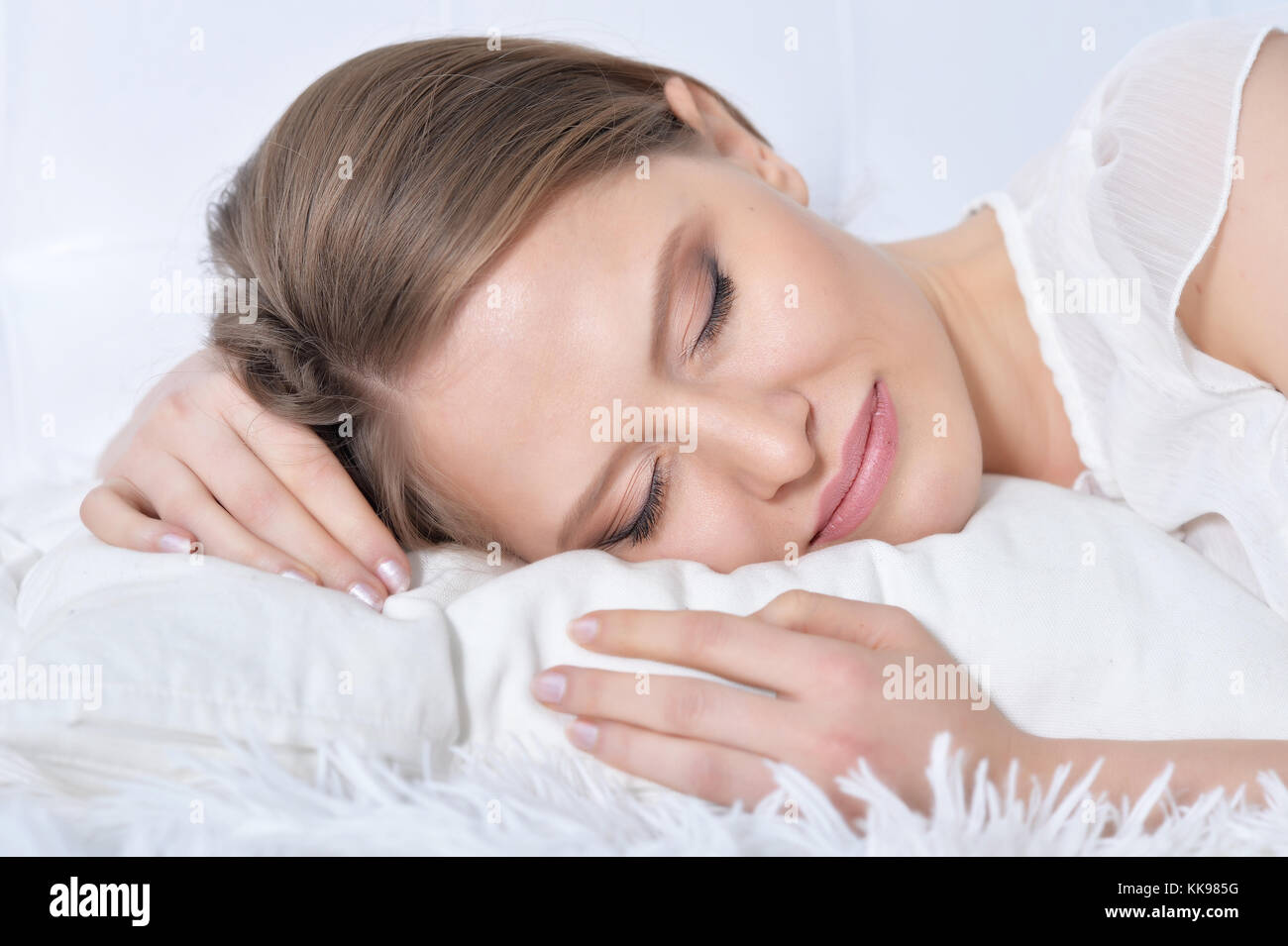 Jeune femme dormant dans bad Banque D'Images