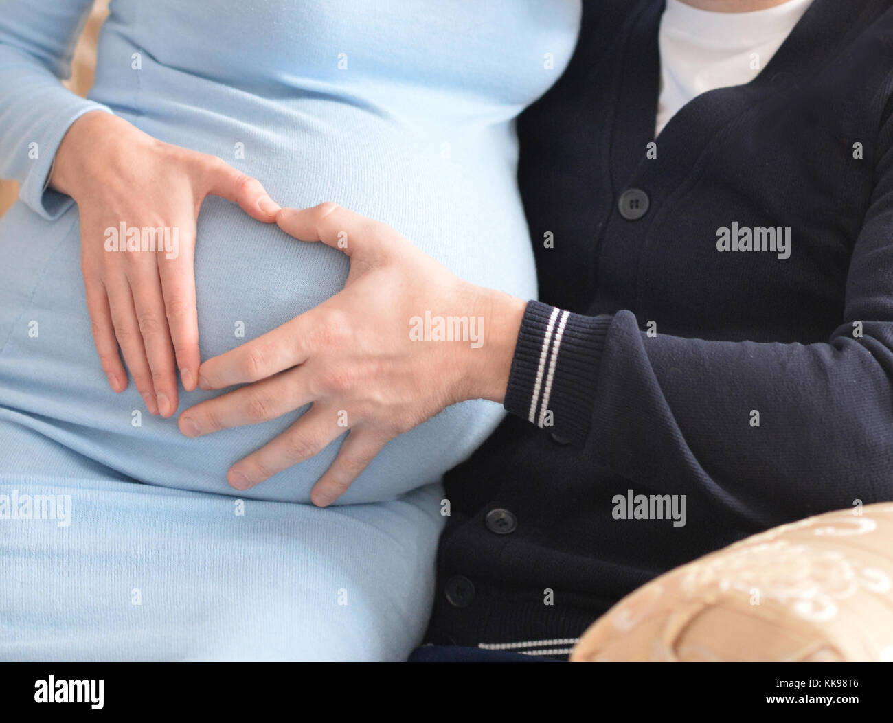 Jeune couple en attente de bébé Banque D'Images