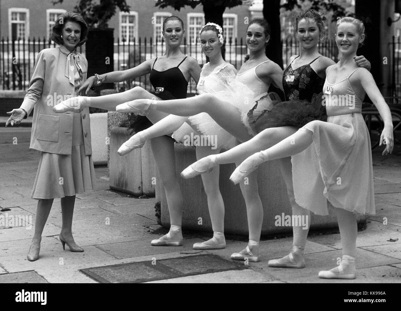 Hollywood célèbre danseuse Cyd Charisse (l), qui figure actuellement dans la comédie musicale 'Charlie Girl' au Victoria Palace, à l'extérieur de Sadler's Wells Theatre, Londres, avec des ballerines classiques, (l-r) Clare bovins, 16, Joanne Avison, 15, Jessica Clarke, 16, Helen Baxendale, 16 ans, et de Jacqueline Byrne, 18. Les jeunes, les finalistes de la catégorie classique pour le 1986 Cosmopolitan/Gamba Dance Award organisé par le puits, dont les résultats seront annoncés plus tard ce soir. Banque D'Images