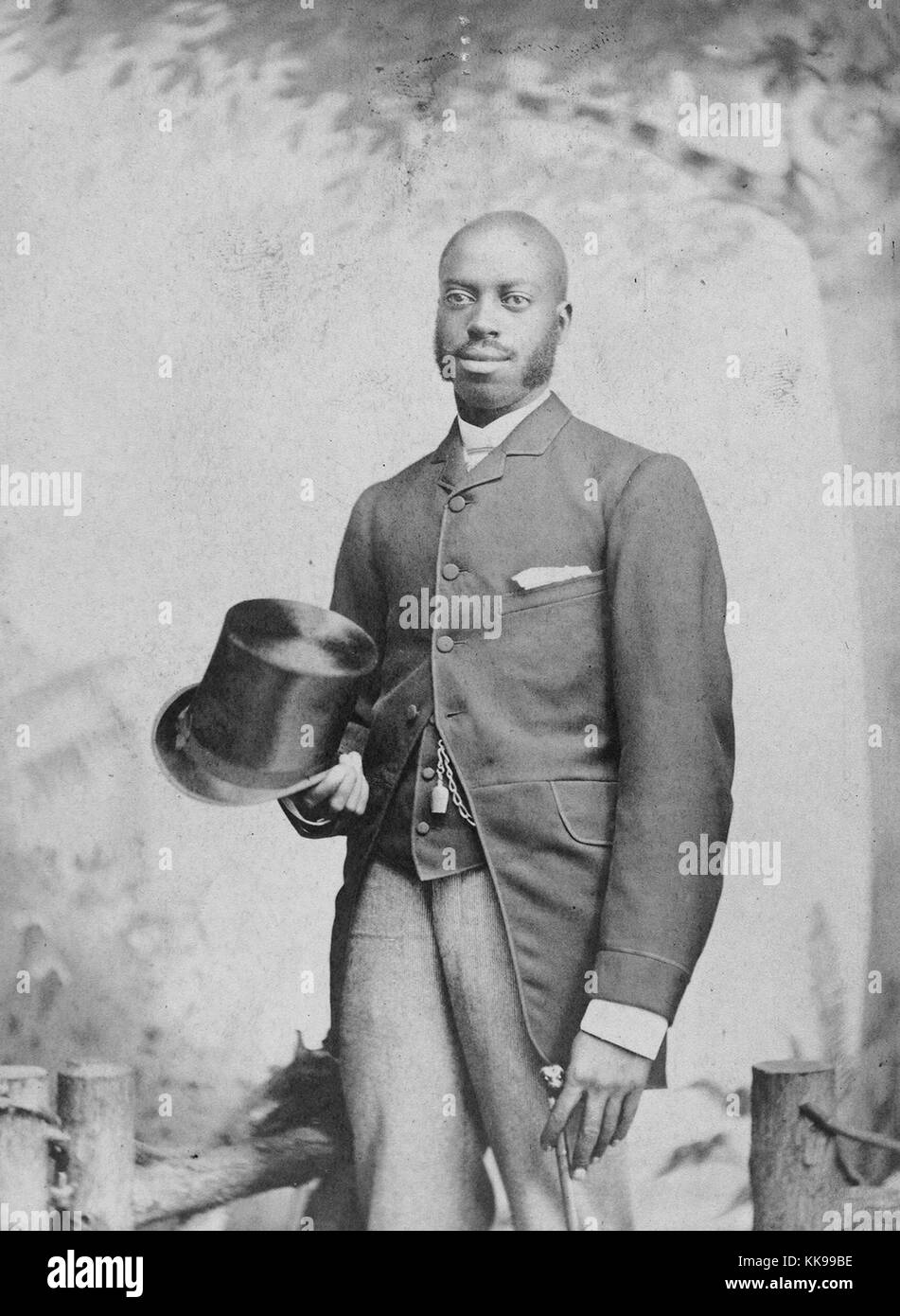 Sepia studio portrait d'un homme afro-américain, en costume, et la tenue d'un haut de forme et une canne, 1900. À partir de la Bibliothèque publique de New York. Banque D'Images