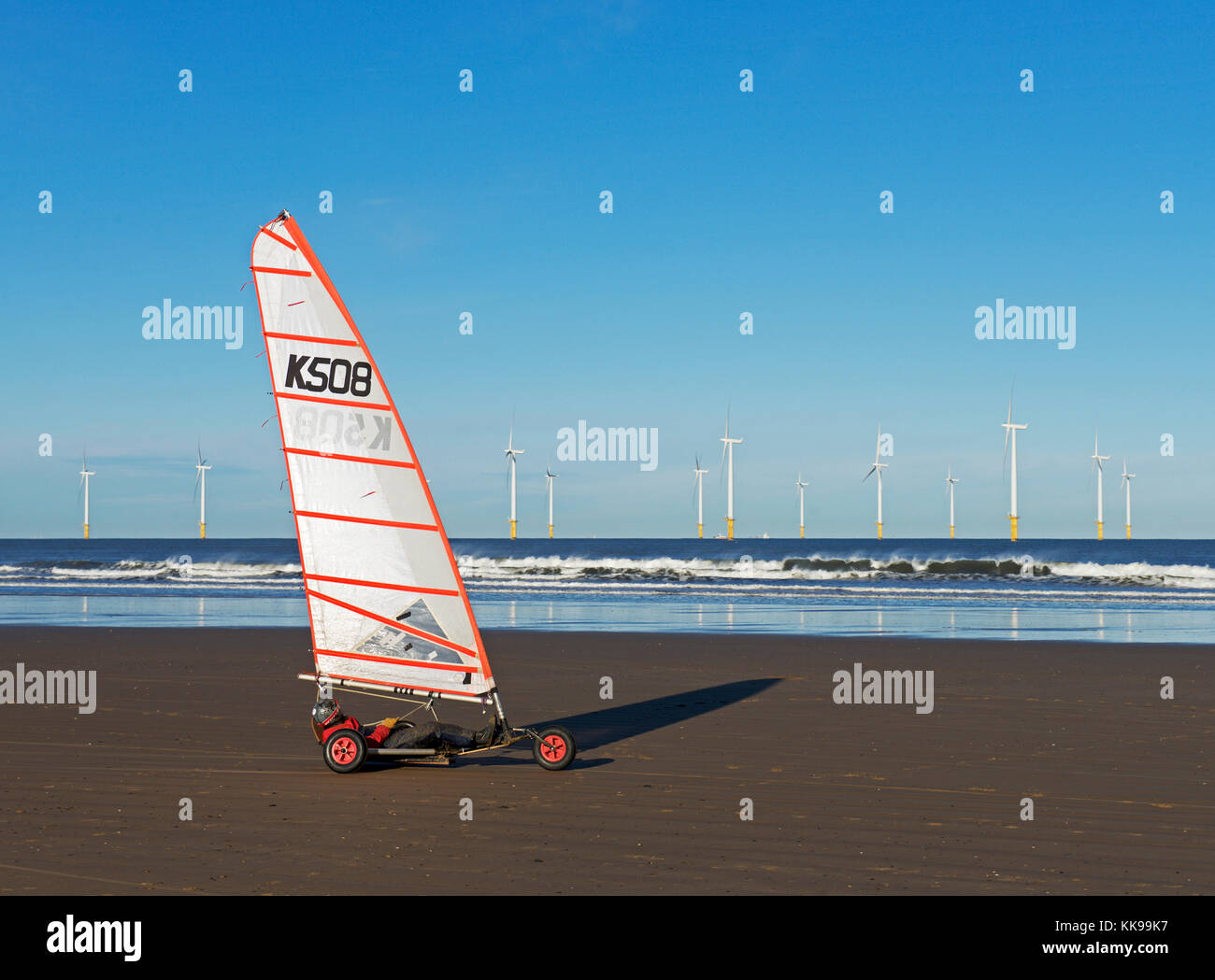 Char à voile et au parc éolien offshore de Redcar, North Yorkshire, England UK Banque D'Images