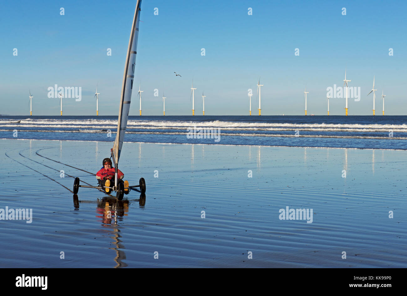 Char à voile et au parc éolien offshore de Redcar, North Yorkshire, England UK Banque D'Images
