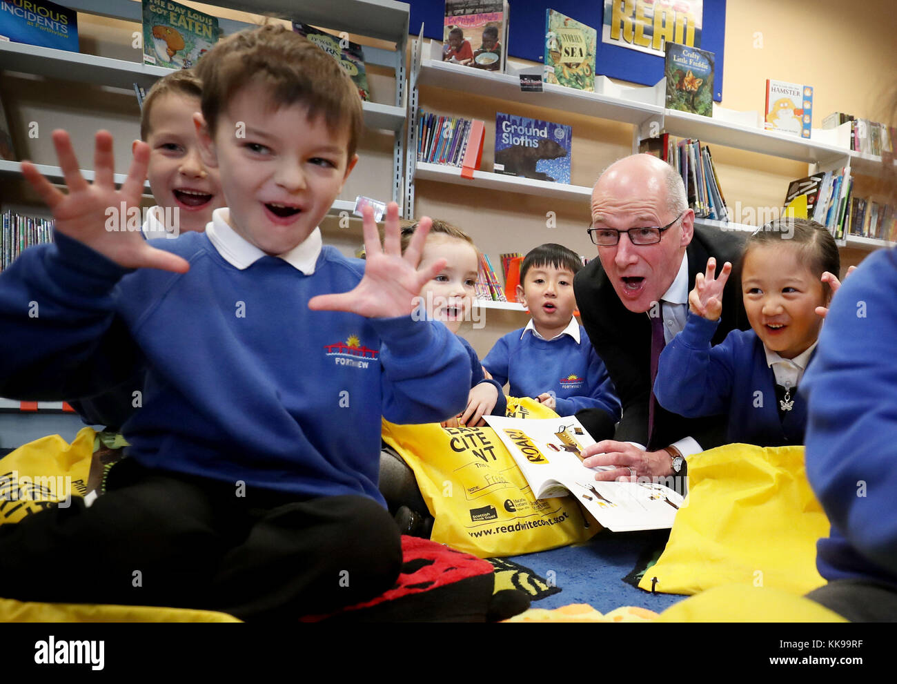 Vice-premier ministre John Swinney célèbre la Semaine du livre de l'Écosse en primaire 2 les enfants explorent leur nouveau lire, écrire, compter des sacs-cadeaux à l'école primaire en Forthview Édimbourg. Banque D'Images