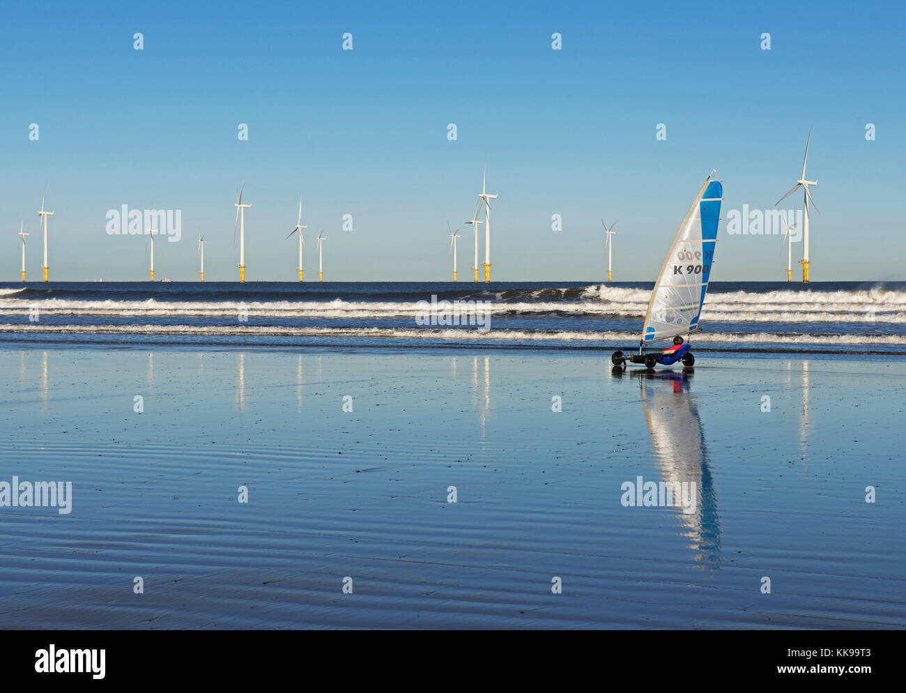Char à voile et au parc éolien offshore de Redcar, North Yorkshire, England UK Banque D'Images