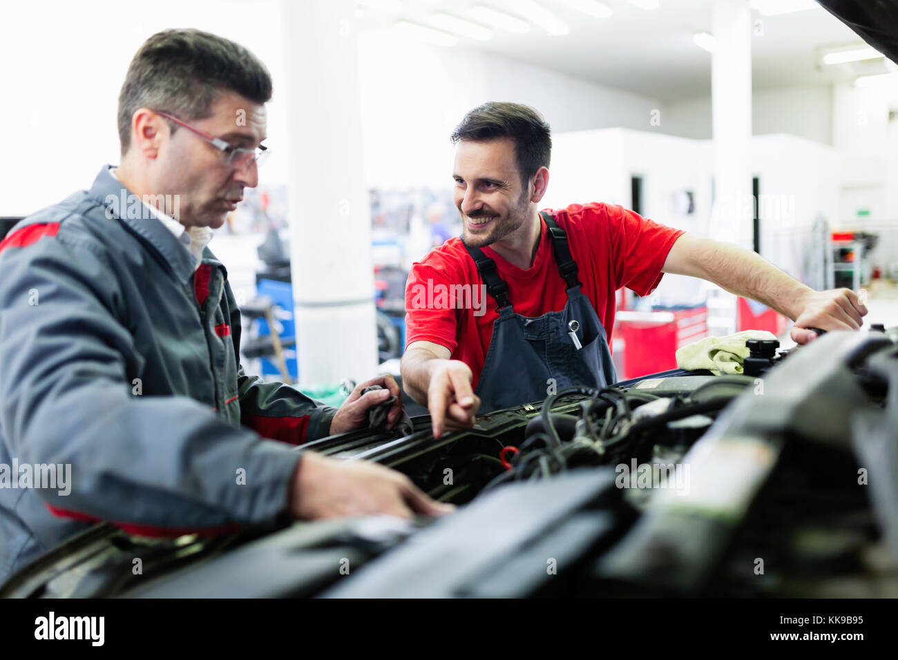 Les mécaniciens travaillant au centre d'entretien automobile Banque D'Images