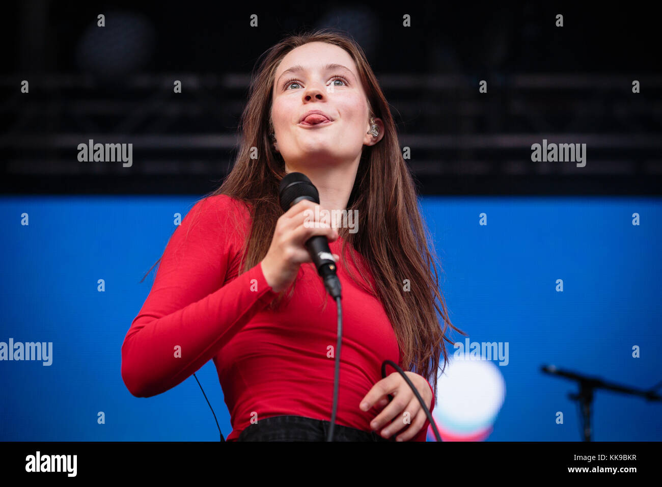 La chanteuse et compositrice norvégienne Sigrid effectue un concert live au cours de la fête de la musique 2017 Bergenfest norvégien de Bergen. La Norvège, 15/06 2017. Banque D'Images