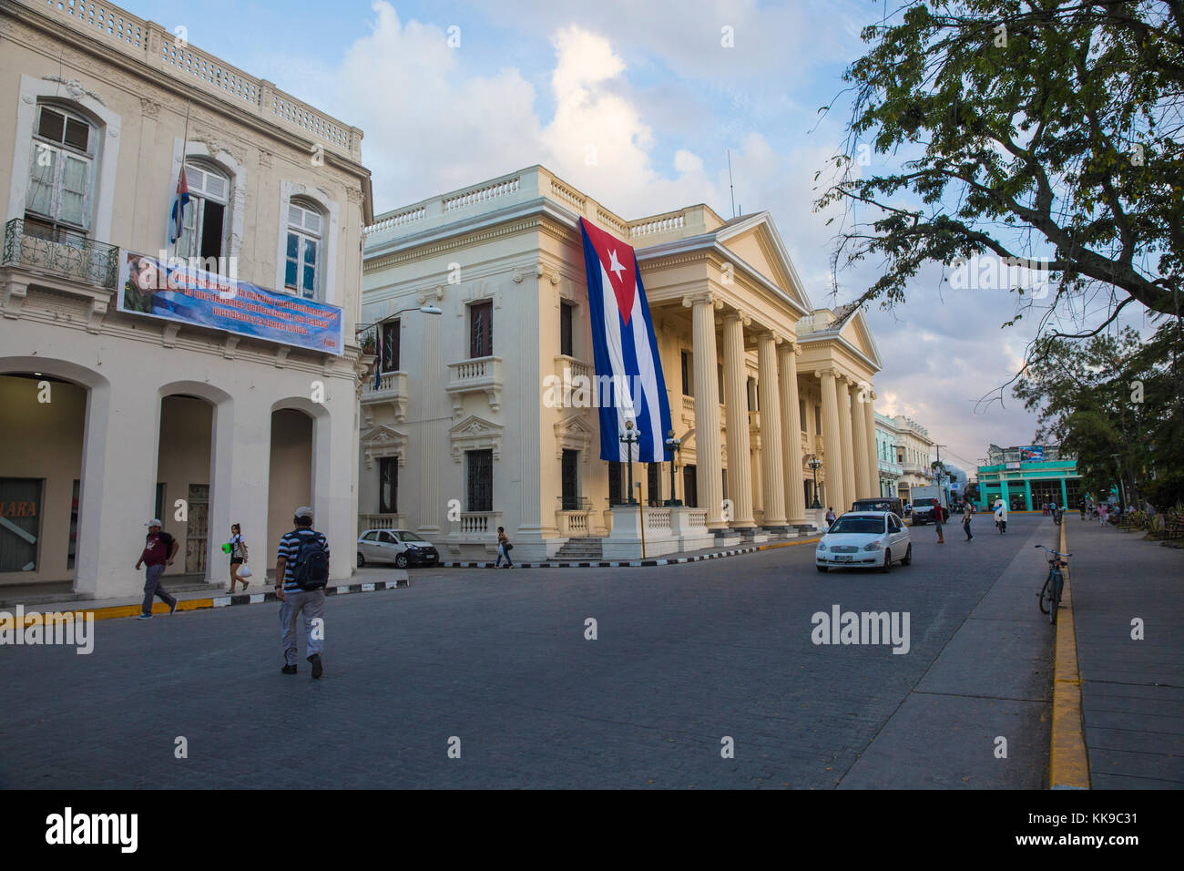 Drapeau cubain suspendu au Palacio provincial après la mort de Fidel Castro, Parque Vidal, Santa Clara, Cuba, Antilles, Caraïbes, Amérique centrale Banque D'Images