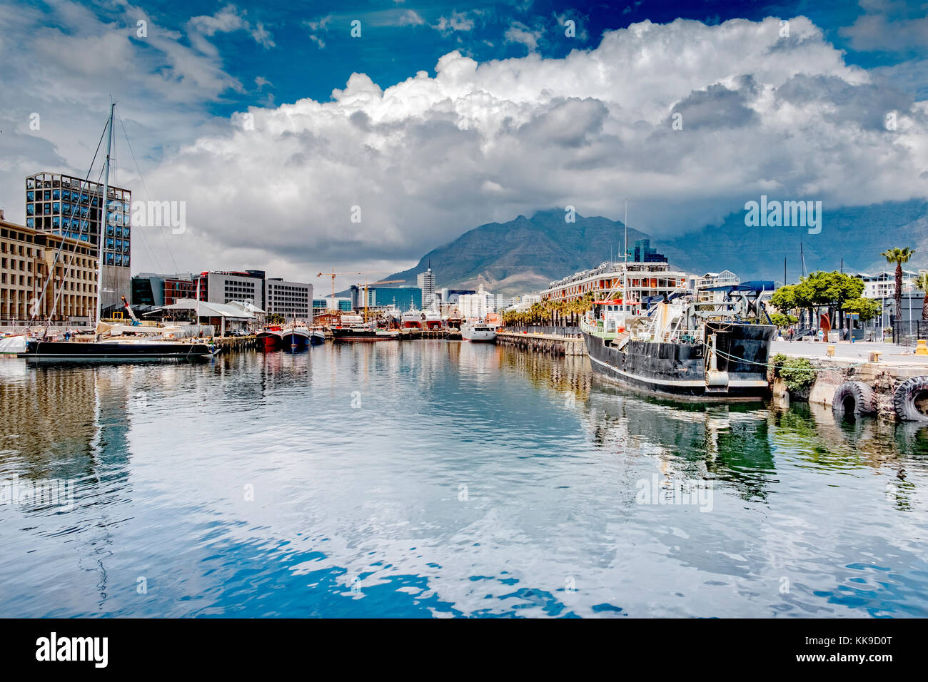 Port de Cape Town avec la montagne de la table en arrière-plan Banque D'Images
