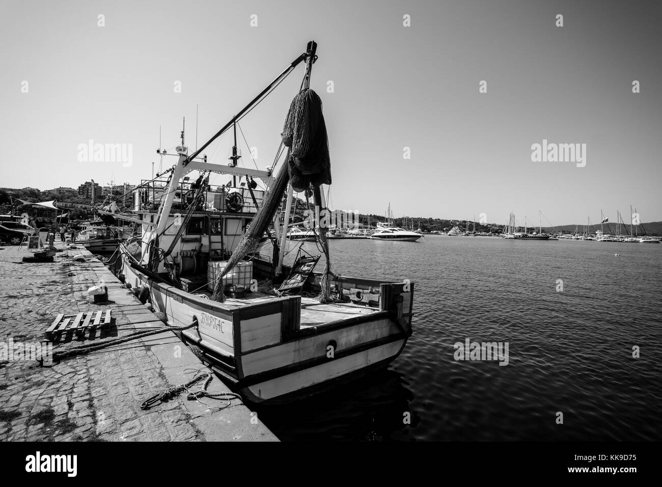 Sozopol, Bulgarie - 24 août 2017 : la goélette de pêche est à l'embarcadère, le port maritime de sozopol. noir et blanc. Banque D'Images