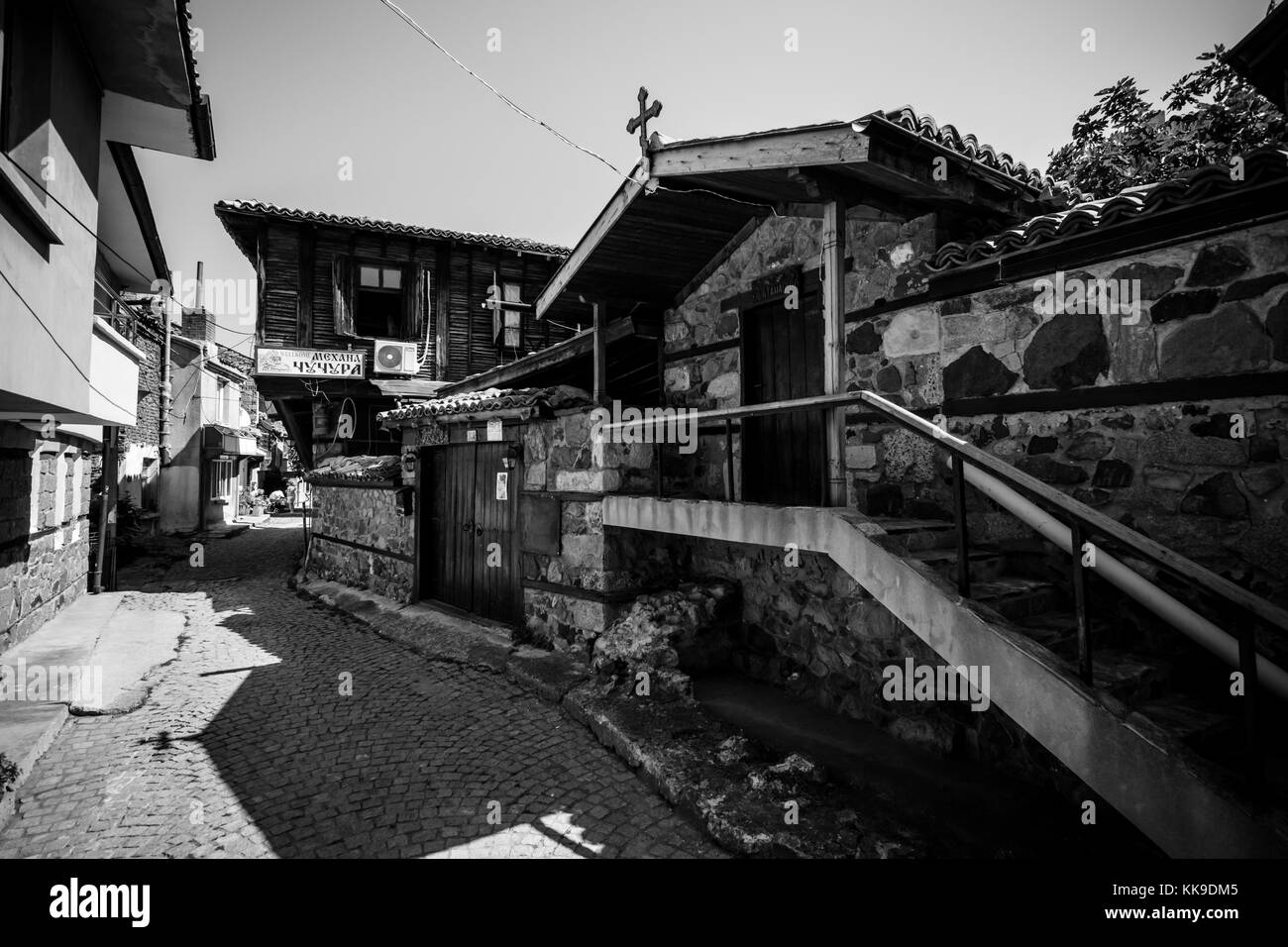 SOZOPOL, BULGARIE - 24 AOÛT 2017 : Chapelle de la présence Athanasius d'une ancienne ville balnéaire sur la côte sud bulgare de la mer Noire. Noir et blanc. Banque D'Images