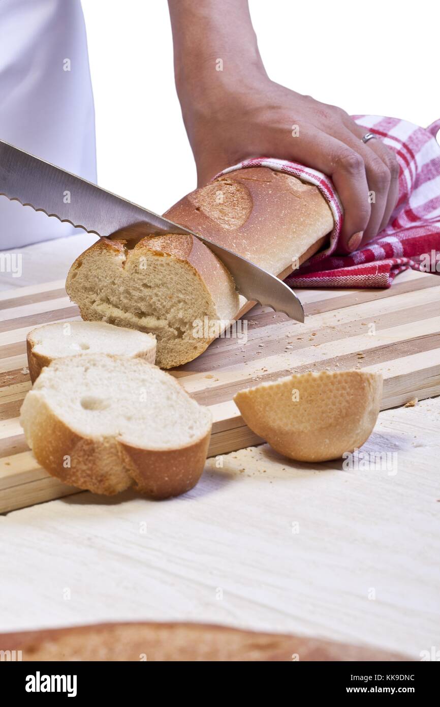 Découpage d'un boulanger une baguette roll Banque D'Images