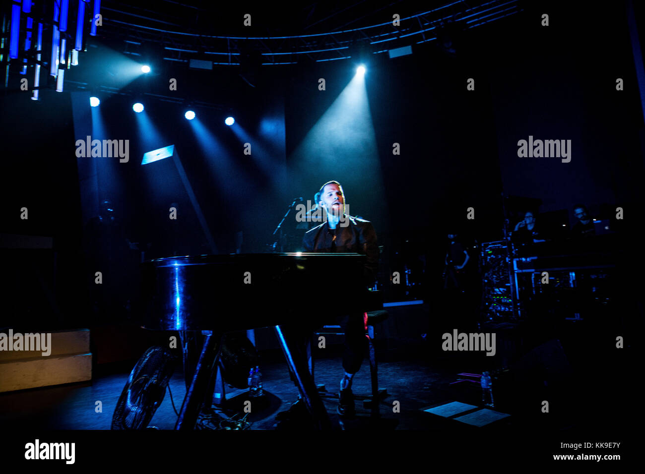 Milan, Italie. 28 nov, 2017. de l'anglais duo pop synthétique fait mal représenté sur scène comme ils vivent à effectuer fabrique milan Italie. crédit : Roberto finizio/pacific press/Alamy live news Banque D'Images