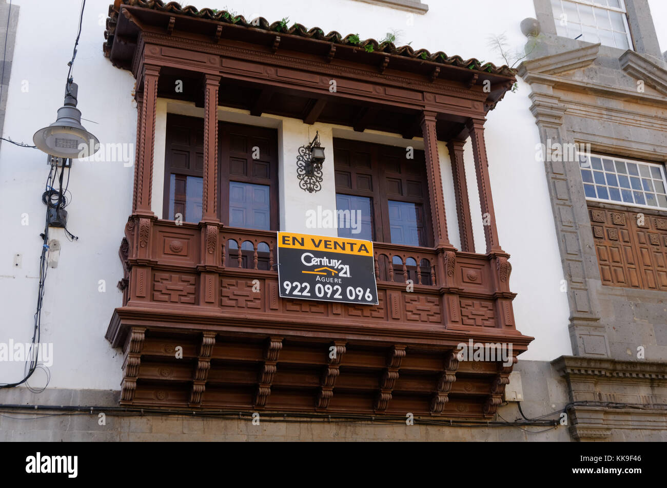 Île des canaries traditionnels en bois balcon Century 21 Real estate agents agent courtier immobilier l'achat d'une propriété à l'étranger accueil maisons maisons bois au soleil Banque D'Images