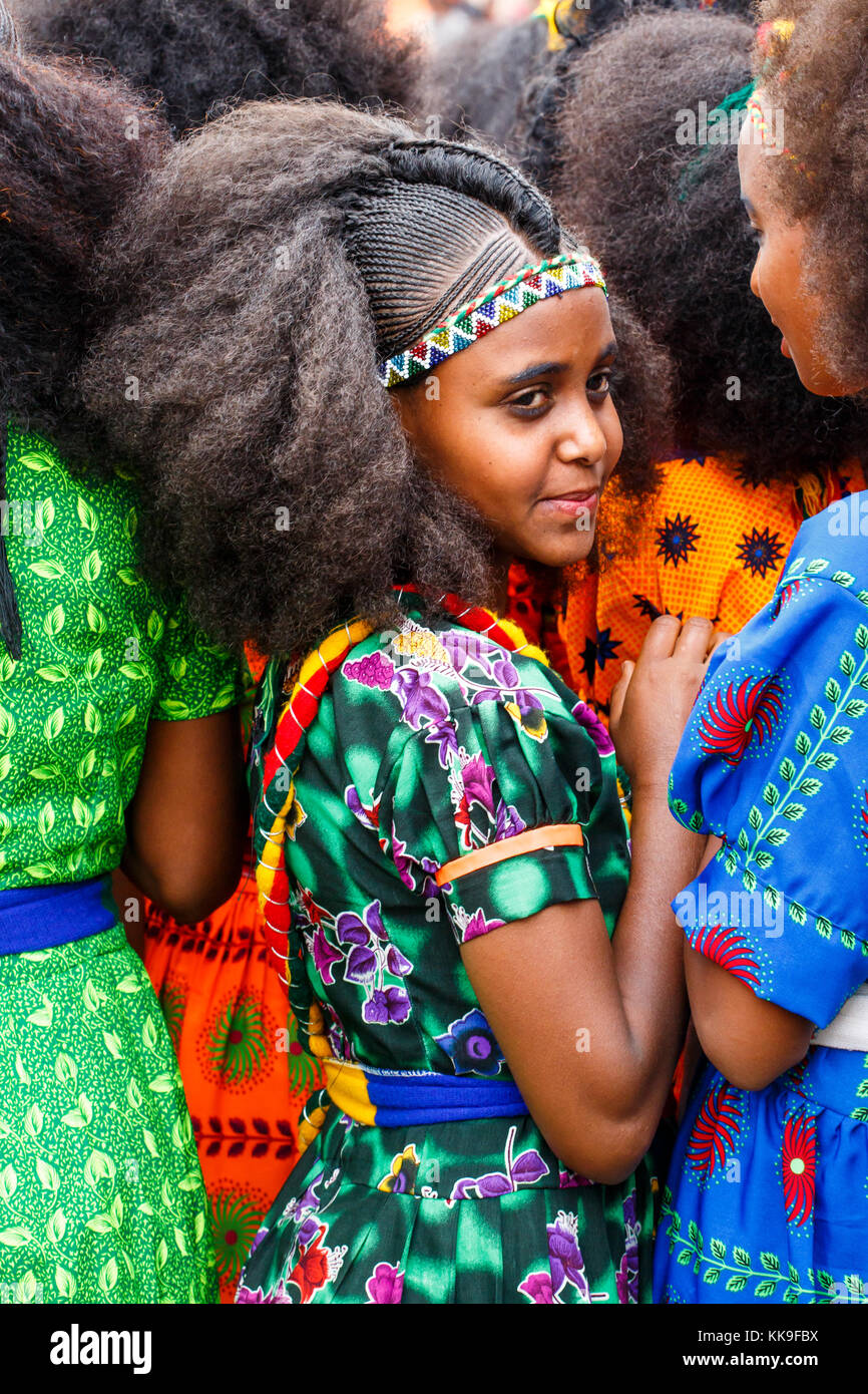 Fille aux cheveux tressés et des vêtements traditionnels à l'ashenda festival, Mekele, Ethiopie. Banque D'Images