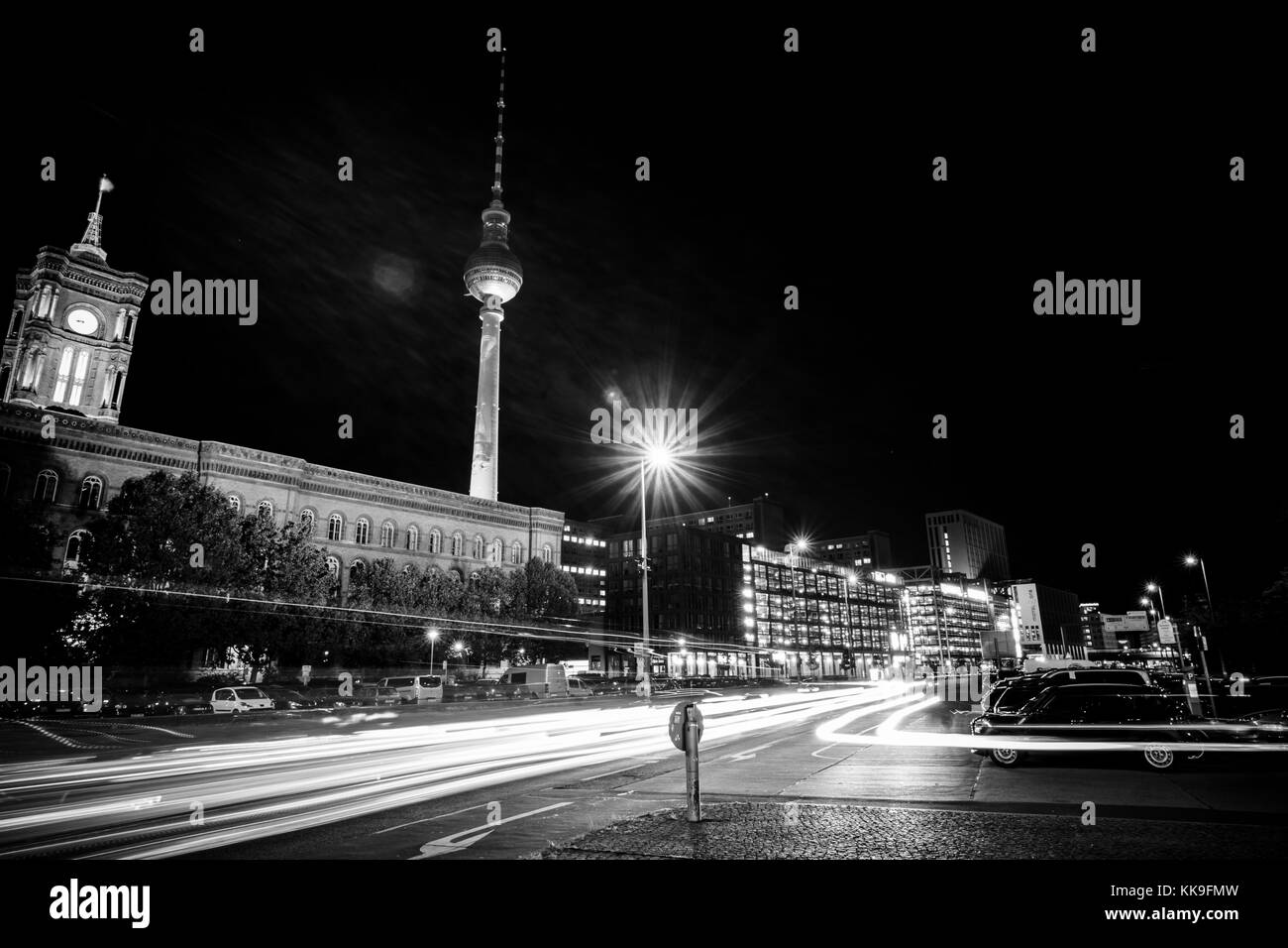 Centre-ville dans les lumières de la nuit. En arrière-plan, la tour de télévision de Berlin (Fernsehturm) et l'hôtel de ville rouge (Rotes Rathaus). Banque D'Images