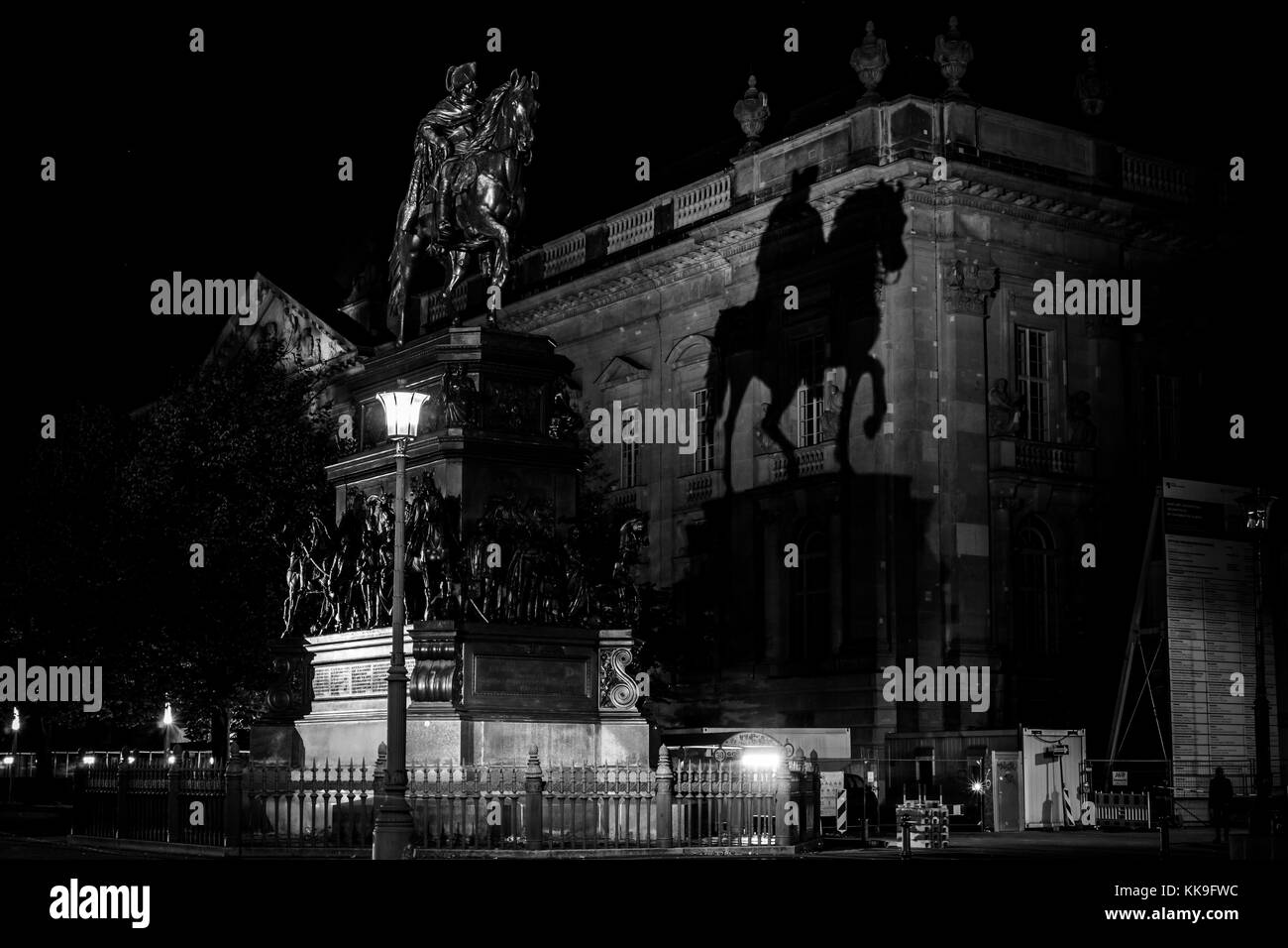 Berlin - 08 octobre 2017 : statue équestre de Frédéric le Grand sur l'Unter den Linden à l'éclairage en soirée. noir et blanc. Banque D'Images
