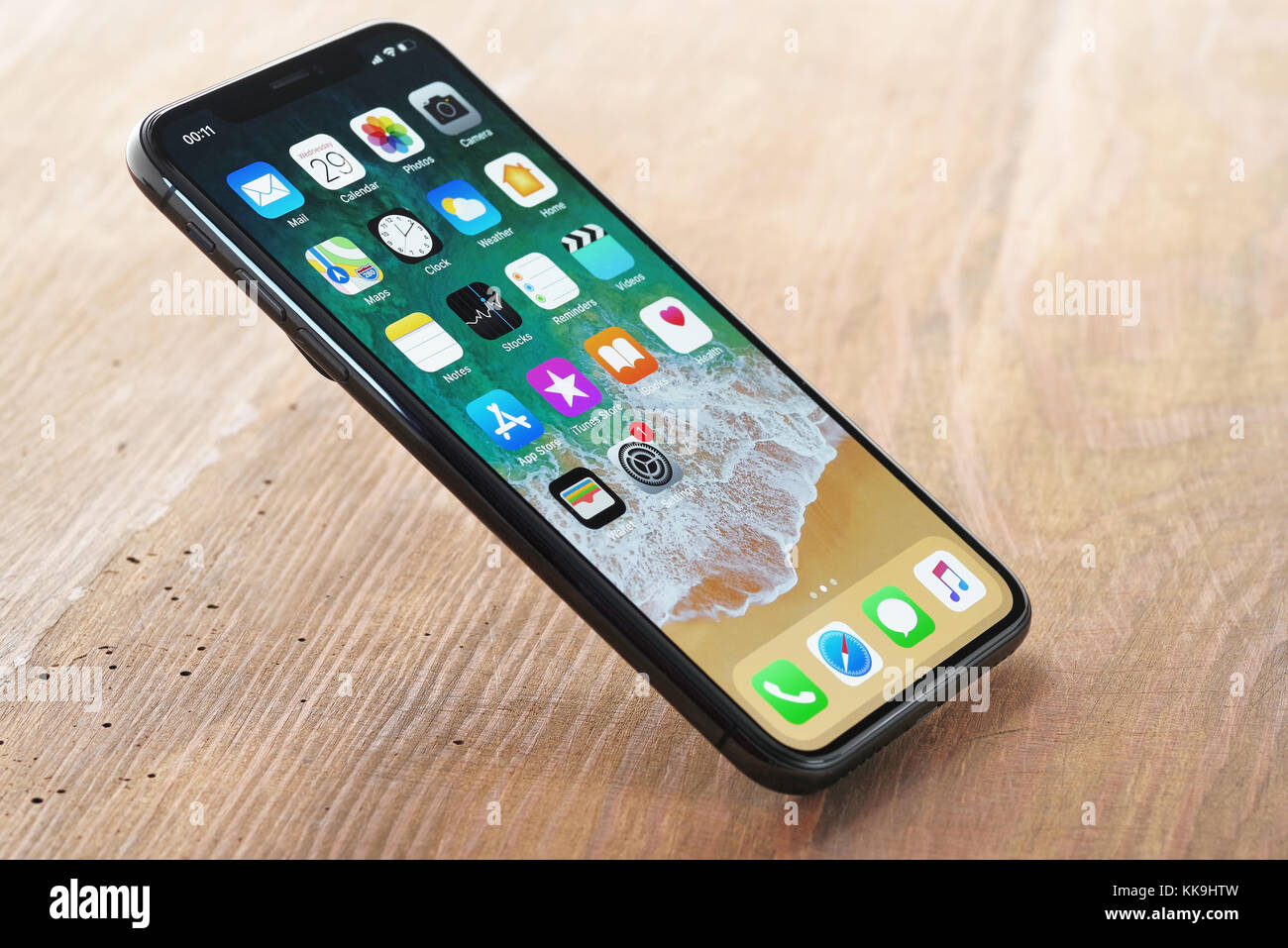 Koszalin, Pologne - le 29 novembre 2016 : l'espace X iPhone gris sur fond blanc. L'iPhone X est smart phone avec écran tactile multi produit par Apple C Banque D'Images