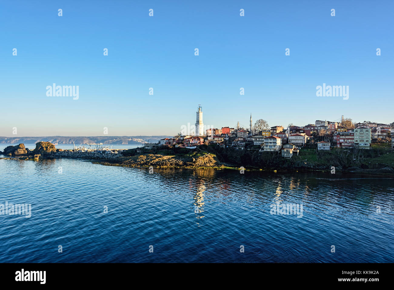 La réflexion de Rumeli Feneri phare sur la mer Noire sous un ciel bleu, sariyer, Istanbul, Turquie Banque D'Images