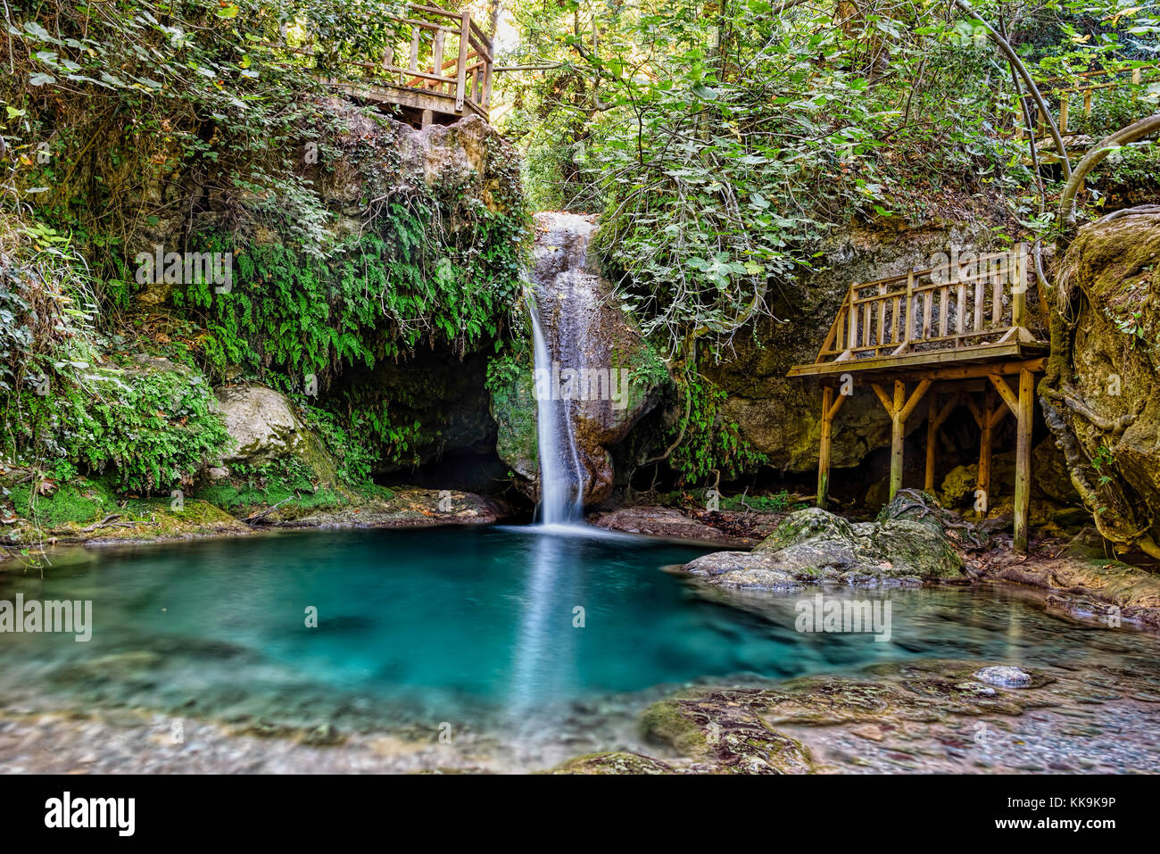 Turgut falls, une petite échelle, chute d'eau soyeuse blanche tombant dans le bleu aquarium étang encore, orhaniye mahallesi, Marmaris, Mugla, Turquie Banque D'Images