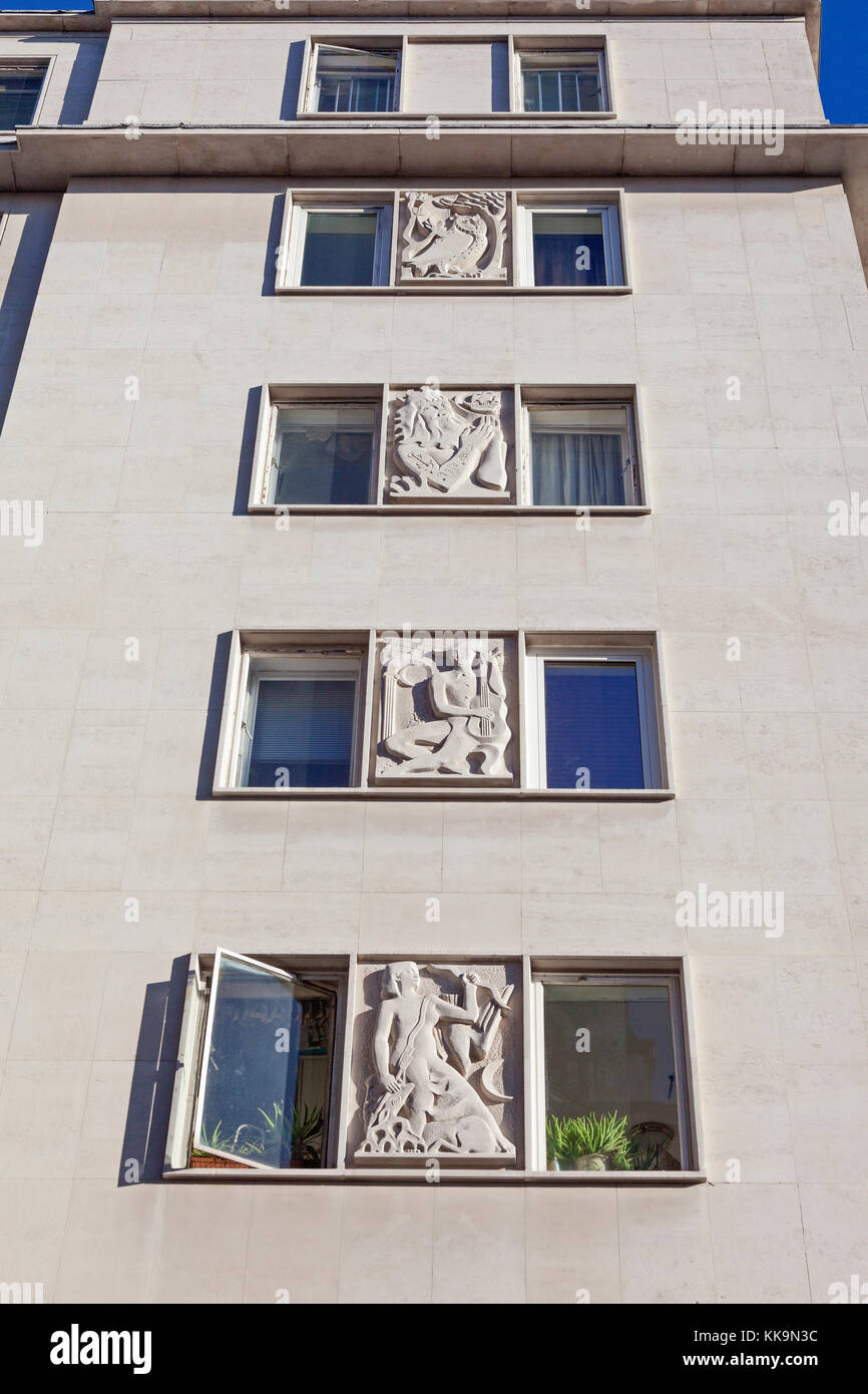 London, City of westminster, panneaux en relief sculpté sur un bâtiment à l'angle de Half Moon Street et Piccadilly Banque D'Images