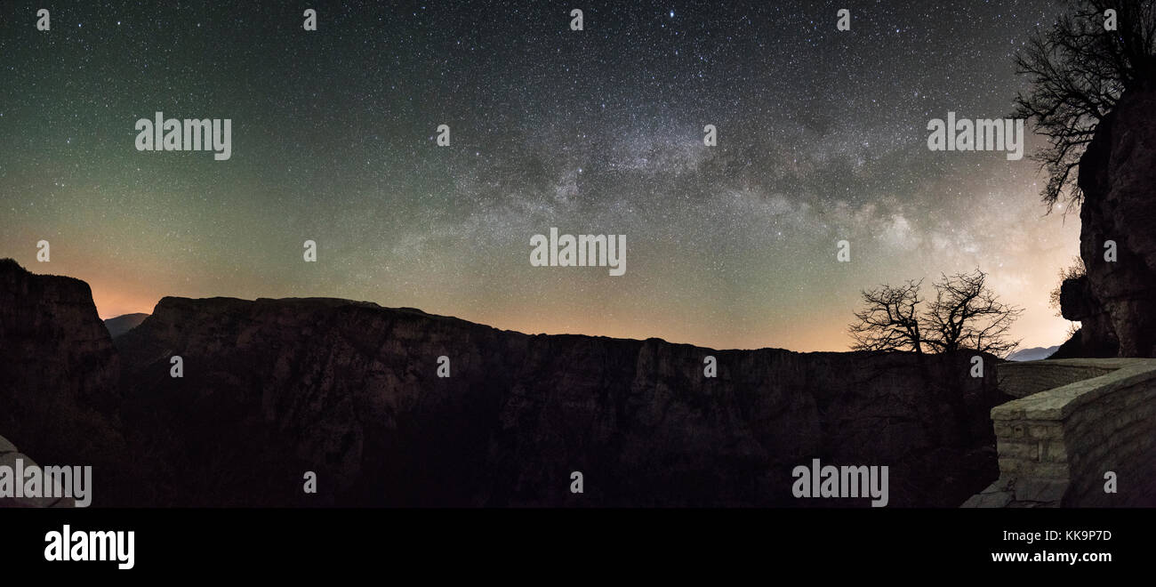 La Voie lactée dans la gorge de vikos montagnes pindus l'Epire Grèce du Nord Banque D'Images