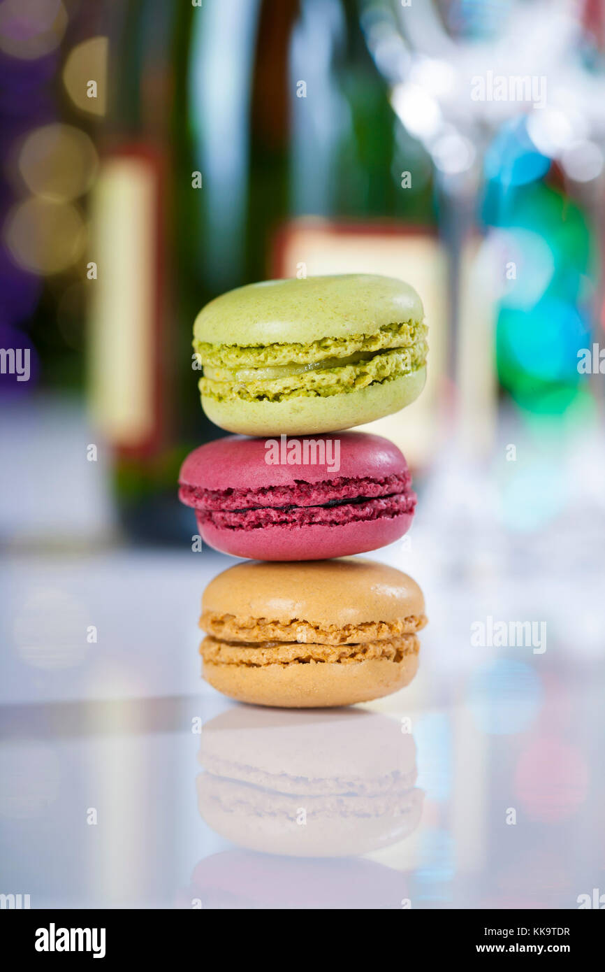 Macarons colorés sur fond d'arbre de Noël Banque D'Images