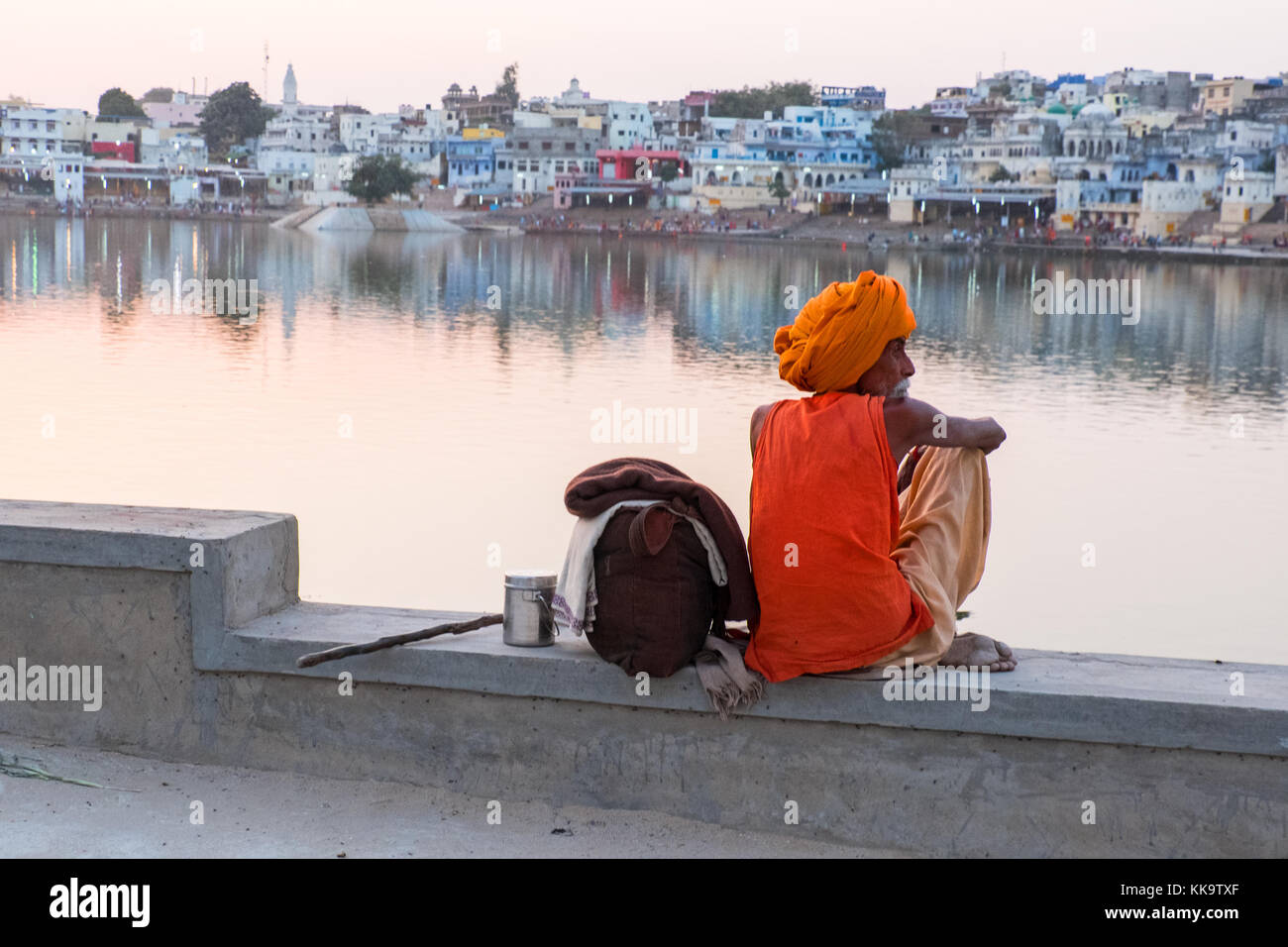 Un Sadhu (saint homme) à la sacrée lac Pushkar, Rajasthan, Inde Banque D'Images