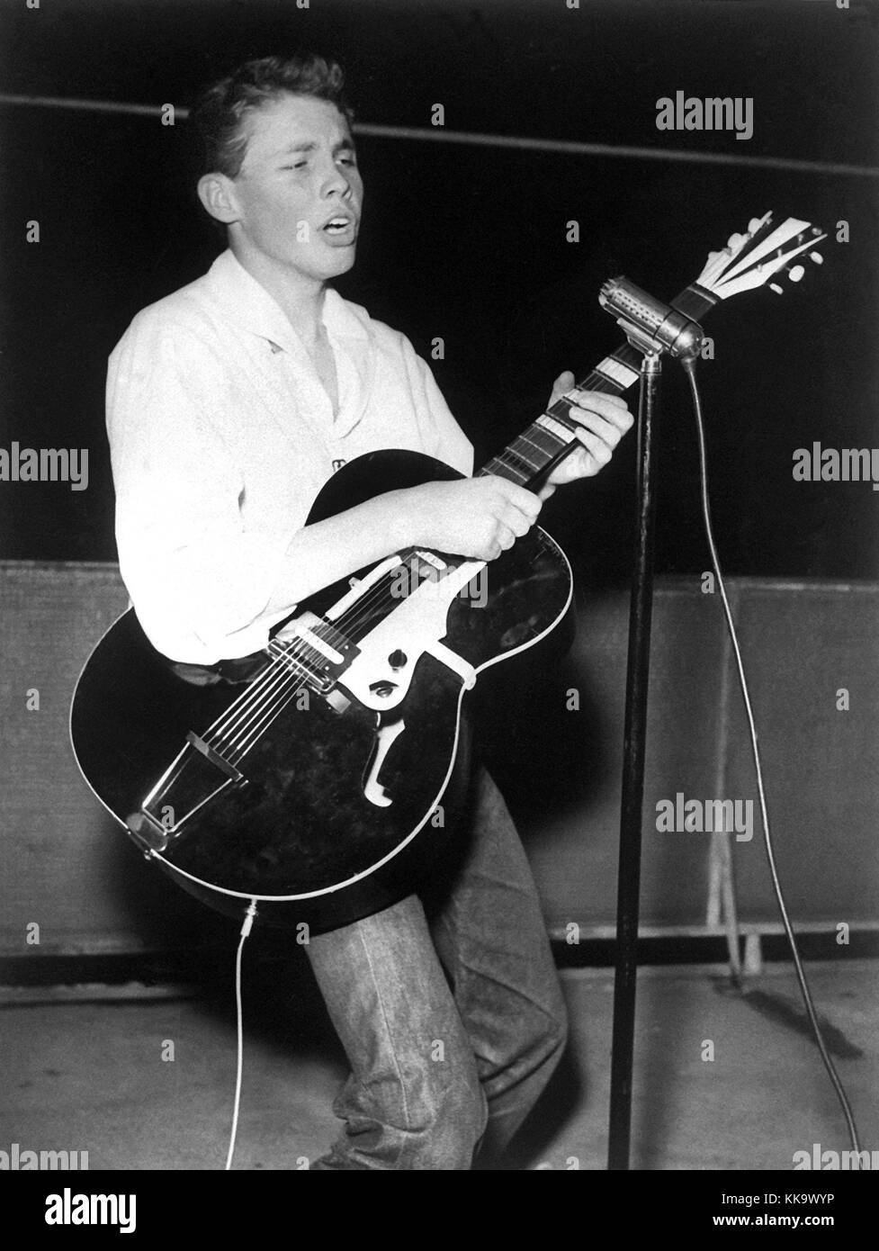 Peter Kraus, 17 ans, et sur son chemin de la réussite d'effectuer du rock'n roll sur scène, photographié le 18 décembre 1956. Dans le monde d'utilisation | Banque D'Images