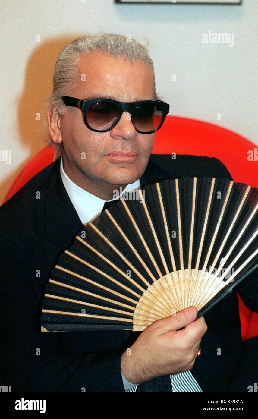 Mit Zopf und Fächer in der hand, SO kennt man Karl Lagerfeld (Foto vom 1.11.1994) : Der Modeschöpfer wird am 10.9.1998 60 Jahre alt. ALS 'Modellist' wurde er in den 50er Jahren von dem Pariser Couturier Pierre Balmain in die Stadt der haute Couture geholt. DOCH der Job als Zeichner lastete ihn nicht aus, immer wieder wechselte er die Firmen, reihte einen großen Namen der branche an den anderen. Lagerfeld, der Claudia Schiffer als Top-Model entdeckte, machte sich auch einen Namen als Fotograf. IM mai 1996 wurde er mit dem Kulturpreis der 'Deutschen Gesellschaft für photographie' ausgezeichnet. Banque D'Images