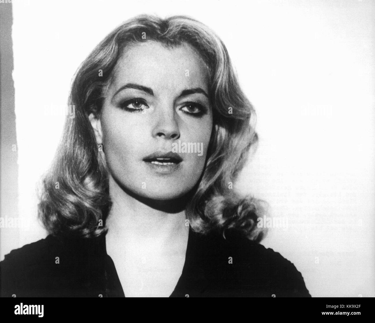 L'actrice autrichienne Romy Schneider tournage 'Dirty Hands' en 1974. Elle est devenue une icône pour son rôle de 'Sissi' même si elle n'aimait pas plus tard sa réputation. Schneider a été internationalement connu pour des films comme 'Le seveal passant' et 'Max et les Junkmen". Romy mènent une vie tragique malgré son succès en tant qu'actrice de cinéma. Son premier mari s'est suicidé après que leur fils de 14 ans est mort dans un accident de voiture. Elle se remarie en 1975, sa secrétaire et ils ont eu une fille. Romy Schneider est né le 23 septembre 1938 à Vienne (Autriche) et est mort d'insuffisance cardiaque le 29 mai 1982 à Paris (France). | Nous joindre Banque D'Images