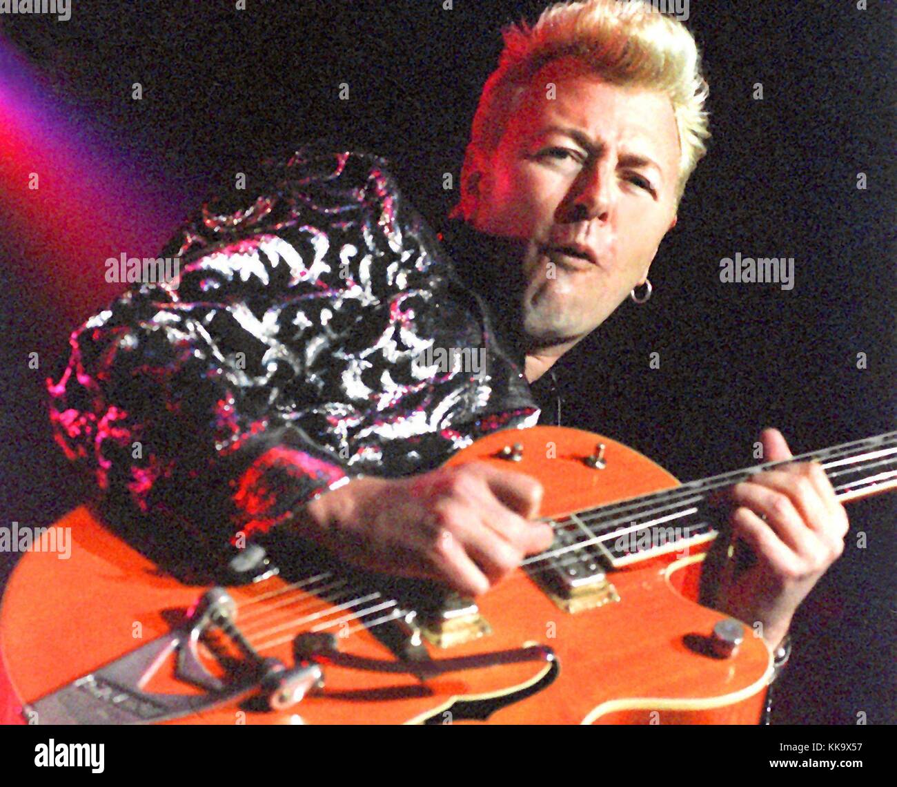 Le guitariste et chanteur américain Brian Setzer sur scène lors du concert d'ouverture de son Germany Tour, Neu Isenburg, Francfort, photographié le 4 mars 1999. | utilisation dans le monde entier Banque D'Images