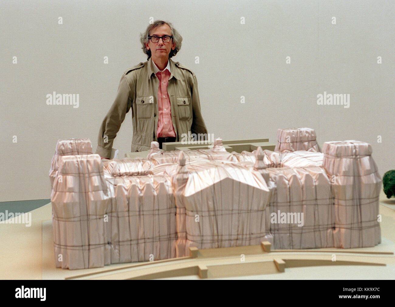 L'artiste américain Christo Javacheff se tient derrière un modèle du Reichstag voilé, photographié le 11 mai 1994 à Munich. | utilisation dans le monde entier Banque D'Images