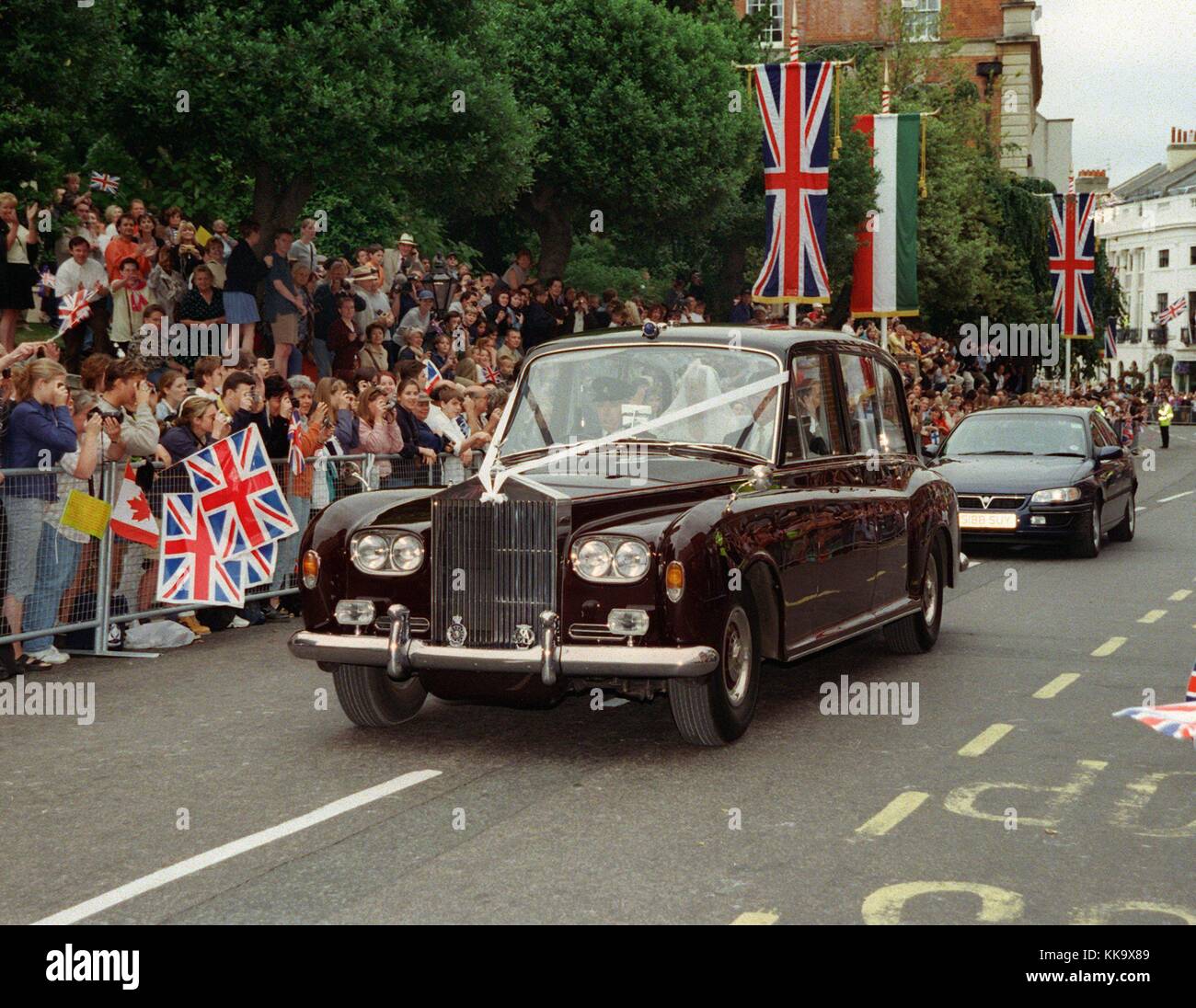 Mariage royal : la mariée Sophie Rhys-Jones et son père Christopher RHY-Jones conduisent dans une Rolls-Royce pour rendre George's Chapel au château de Windsor devant les spectateurs, photographiés le 19 juin 1999. | utilisation dans le monde entier Banque D'Images