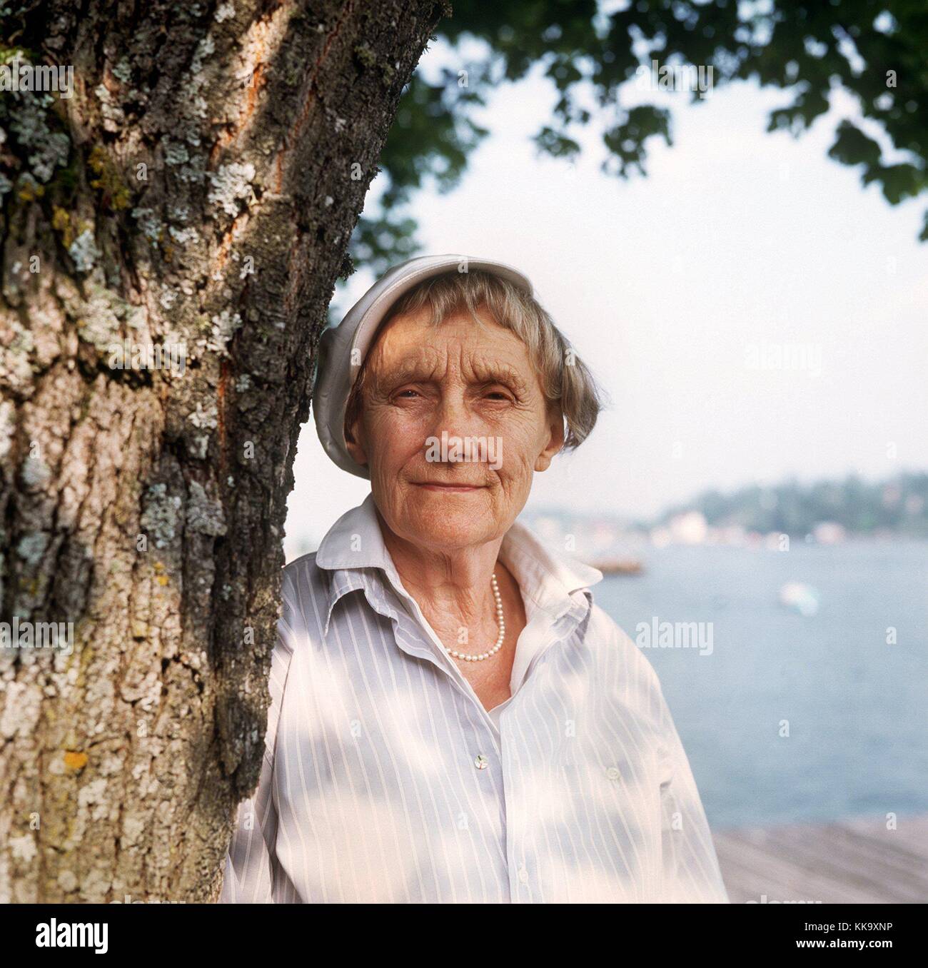 La célèbre écrivaine suédoise de livres pour enfants Astrid Lindgren s'appuie contre un arbre, regardant de manière réfléchie, photographiée en octobre 1987, Stockholm. La femme écrivain est morte des conséquences d'une infection virale à Stockholm à l'âge de 94 ans. | utilisation dans le monde entier Banque D'Images