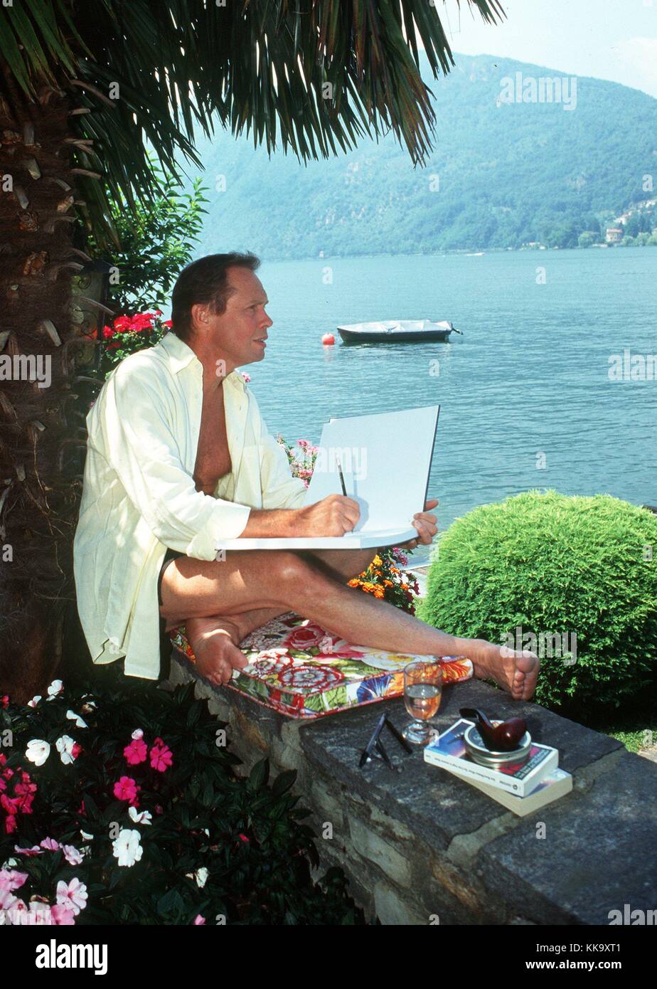 L'acteur de 57 ans, artiste et peintre amateur peter kraus avec bloc de dessin sur un mur sur le bord de l'eau du lac de Lugano, en photo le 19 juillet 1996. Dans le monde d'utilisation | Banque D'Images