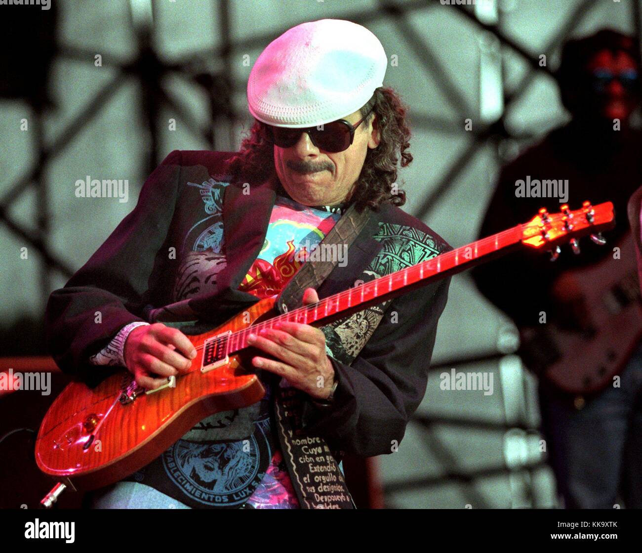 Le célèbre guitariste Carlos Santana à la guitare au début de son tour de  l'Allemagne à Dortmund westfalenpark, photographié le 25 juin 1996. Dans le  monde d'utilisation | Photo Stock - Alamy