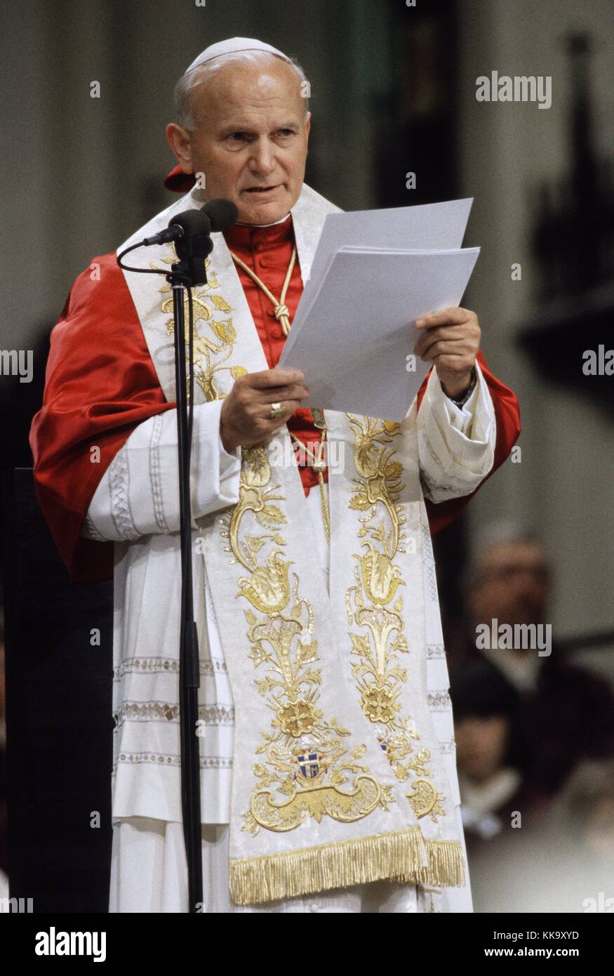 Le pape Jean Paul II est titulaire à la cathédrale de masse sankt jan à Den Bosch, le 11 mai 1985, aux Pays-Bas. le chef de l'Église catholique s'est rendu aux Pays-Bas, Luxembourg et Belgique du 11 mai au 21 mai 1985. Dans le monde d'utilisation | Banque D'Images