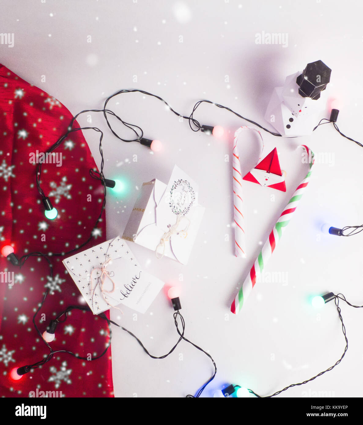 Décoration de Noël avec des cadeaux et des lumières avec bonhomme de neige et canne de Noël image de fond pour l'invitation et bannières Banque D'Images