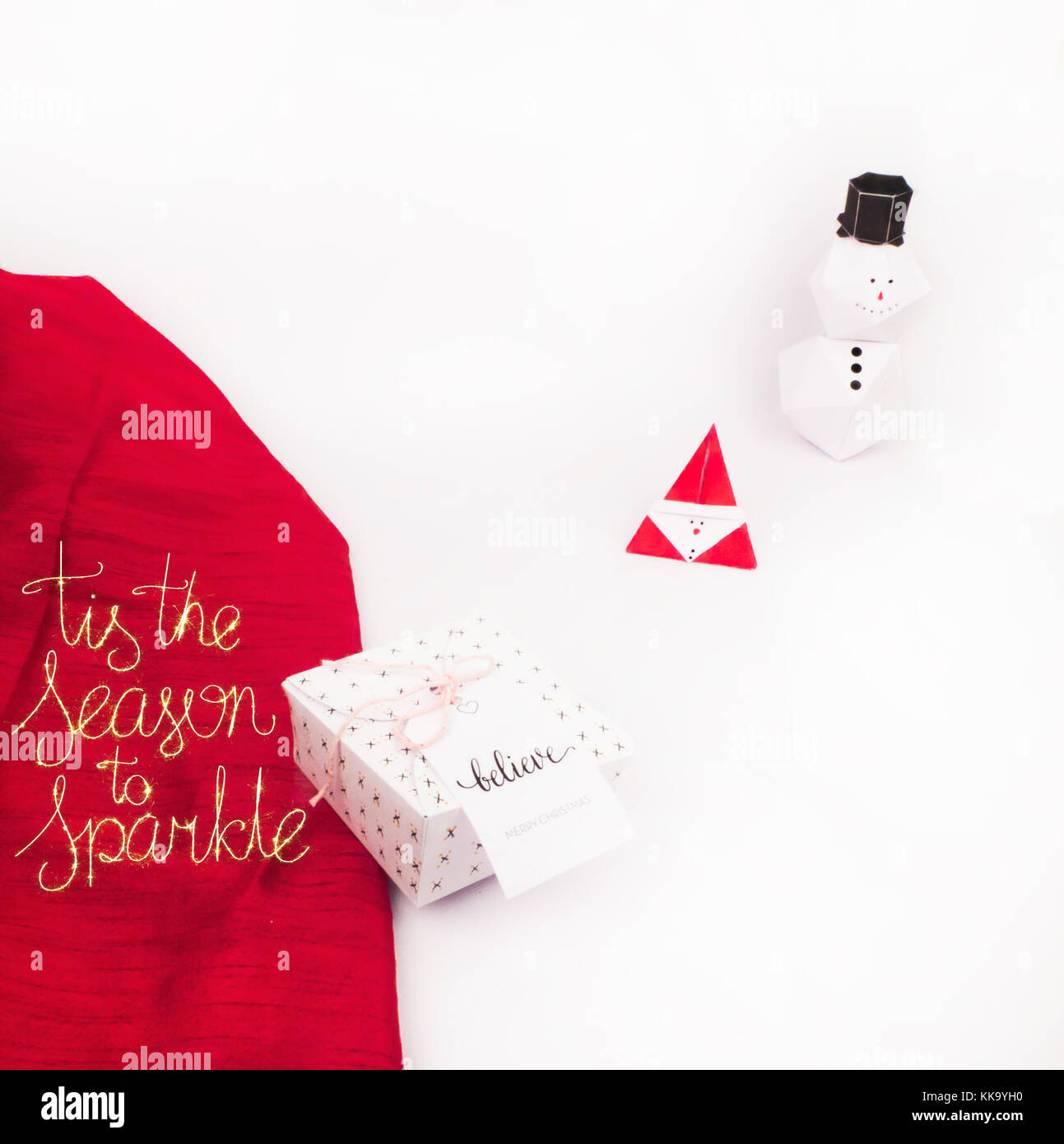 Décoration de Noël avec des cadeaux et des lumières avec bonhomme de neige et tis la saison à scintiller le mieux pour image de fond pour une invitation et bannières de vacances Banque D'Images