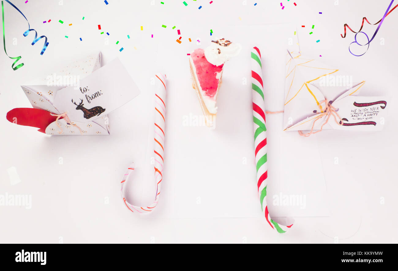 Décoration de Noël gâteau cadeaux avec tranche de gâteau et pièce confetti relevant de la meilleure image de fond pour des invitations et des bannières et de vacances Banque D'Images