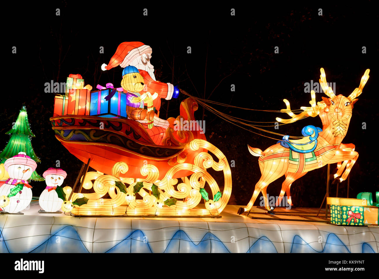 Le père Noël à l'écran le festival des lanternes magiques de Chiswick  House, Londres Photo Stock - Alamy