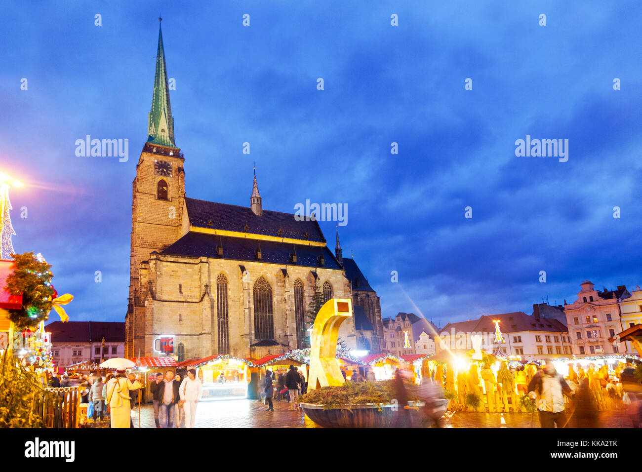Marché de Noël, St Bartholomew. Cathédrale, place de la république, ville Plzen, République tchèque - foire traditionnelle dans le centre historique Banque D'Images