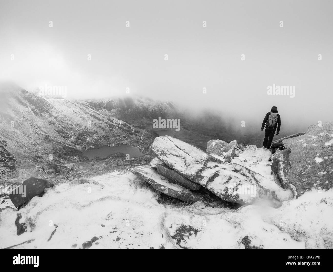 Une personne qui marche en hiver, paysage, Vallée Tryfan Ogwen, Galles, Royaume-Uni Banque D'Images