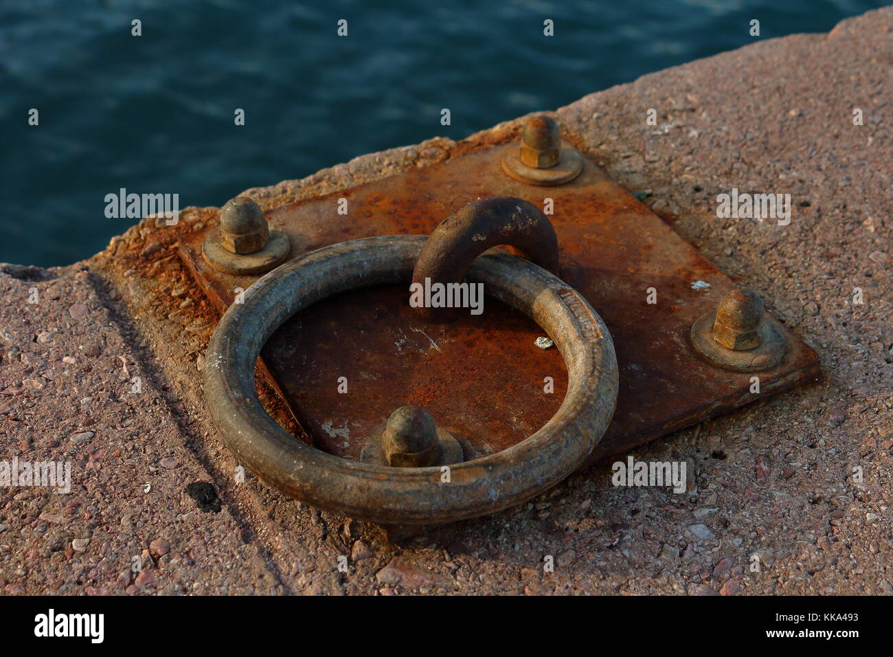 Location de bateau rouillé anneau d'amarrage sur le mur du port, parc miniature babbacombe, Torquay, Devon, UK Banque D'Images