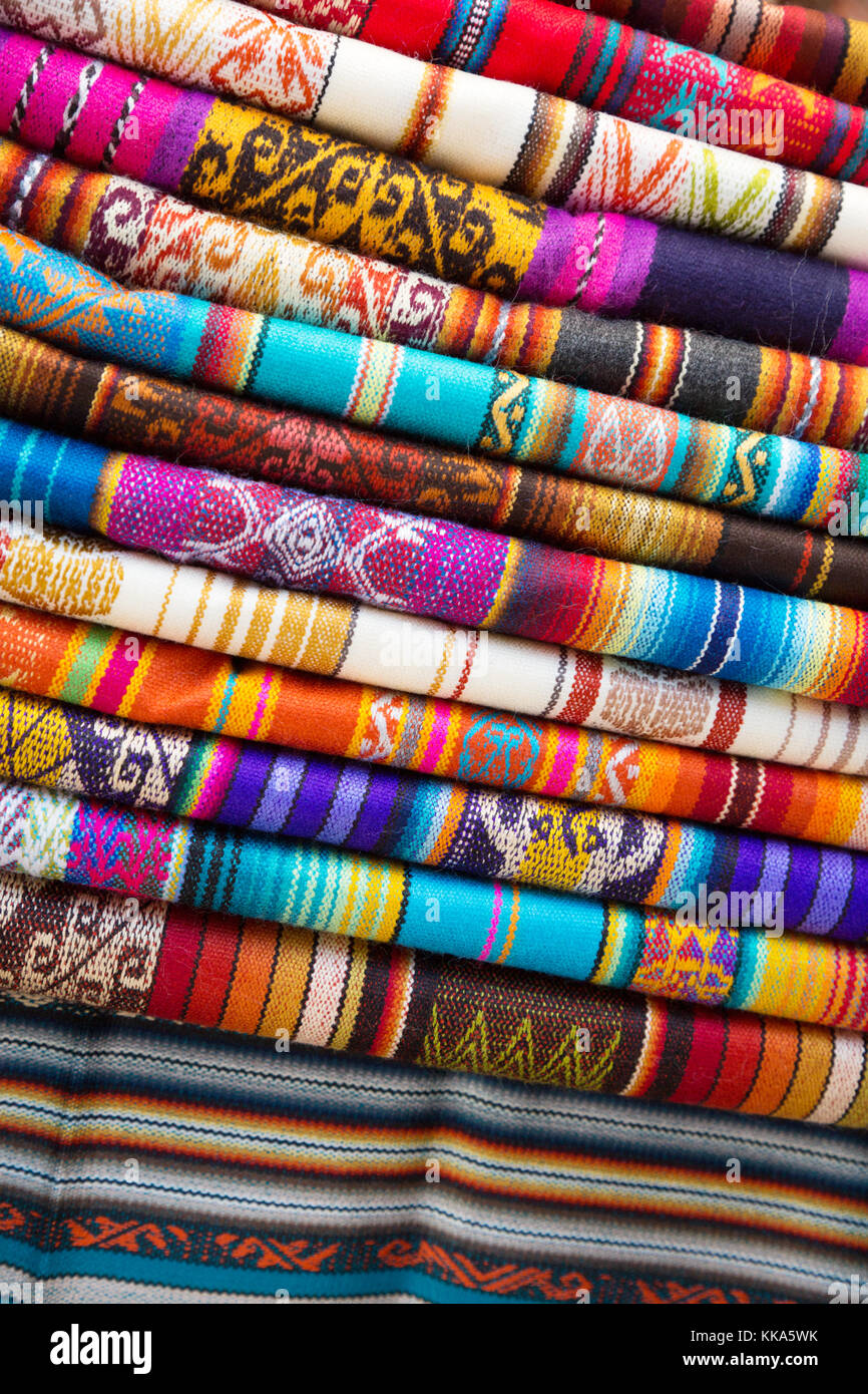 Tissus colorés pour la vente, le marché d'Otavalo Otavalo, Equateur, Amérique du Sud Banque D'Images