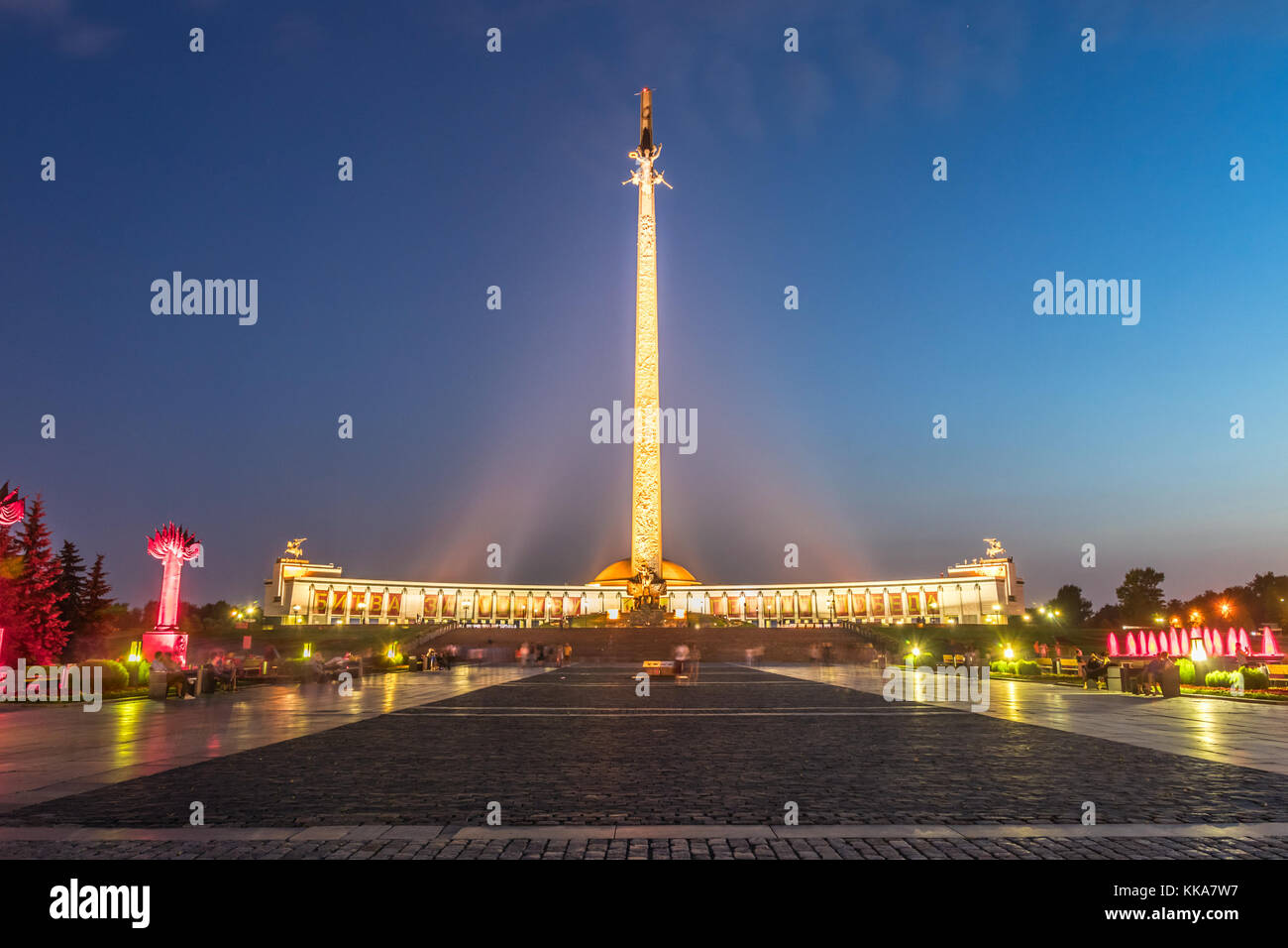 Place de la victoire après le coucher du soleil, avec l'obélisque et le Musée de la Grande Guerre Patriotique à Victory Park, Poklonnaya Hill. Moscou, Russie. Banque D'Images